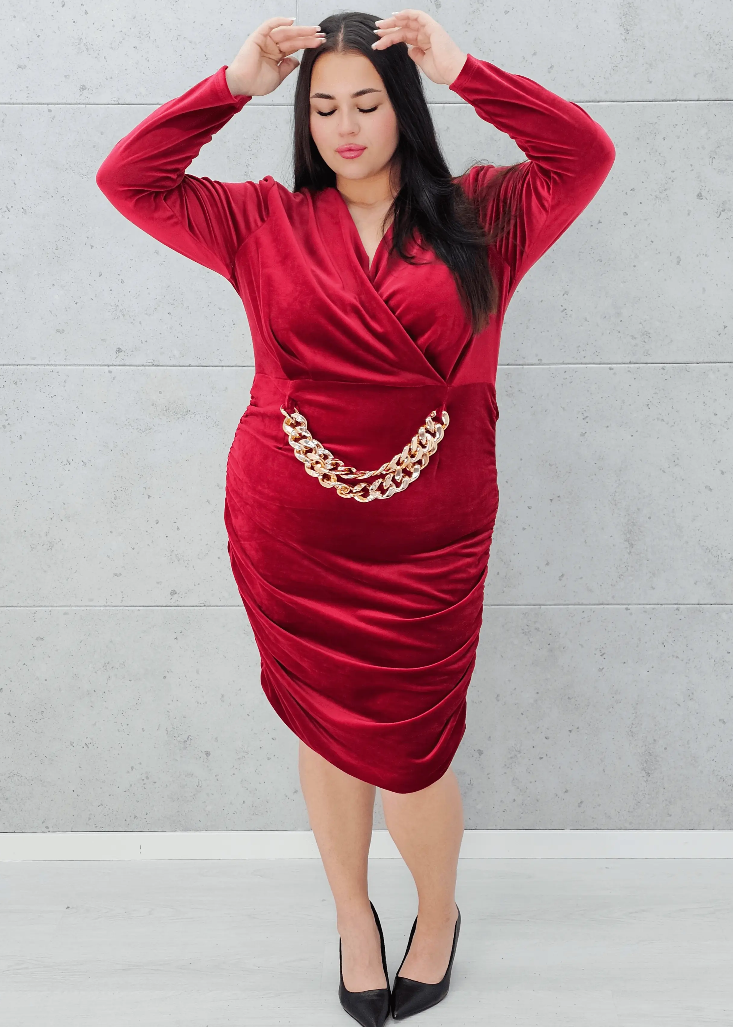 Czerwona welurowa sukienka z łańcuchem Stylowa XL