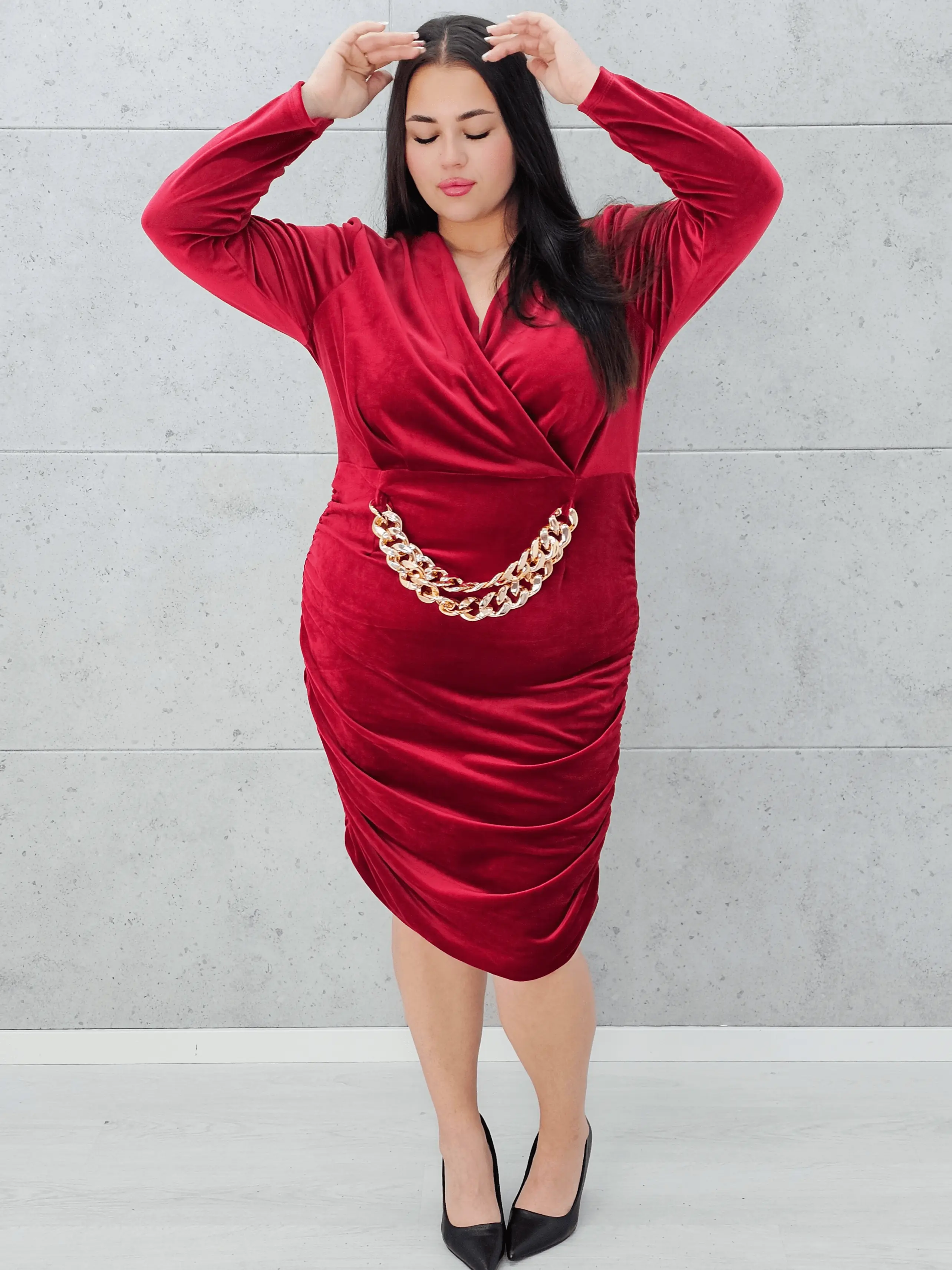 Czerwona welurowa sukienka z łańcuchem Stylowa XL