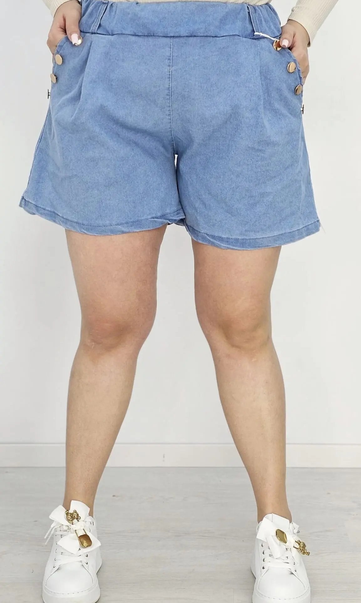 Denimowe spodenki LIVAN’S z ozdobnymi guzikami. Stylowa XL