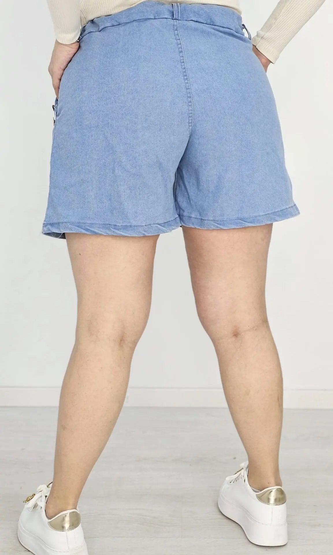 Denimowe spodenki LIVAN’S z ozdobnymi guzikami. Stylowa XL