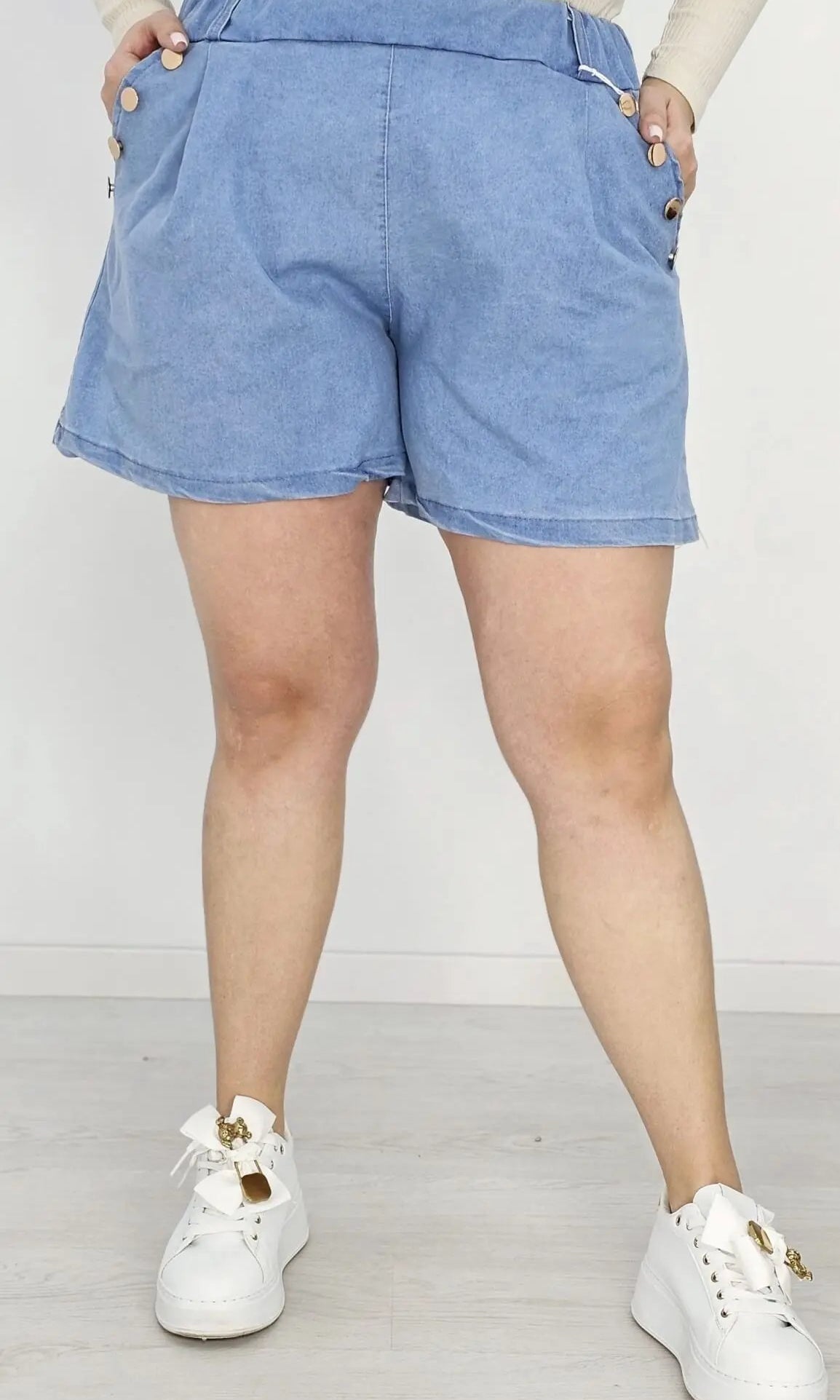 Denimowe spodenki LIVAN’S z ozdobnymi guzikami. Stylowa XL