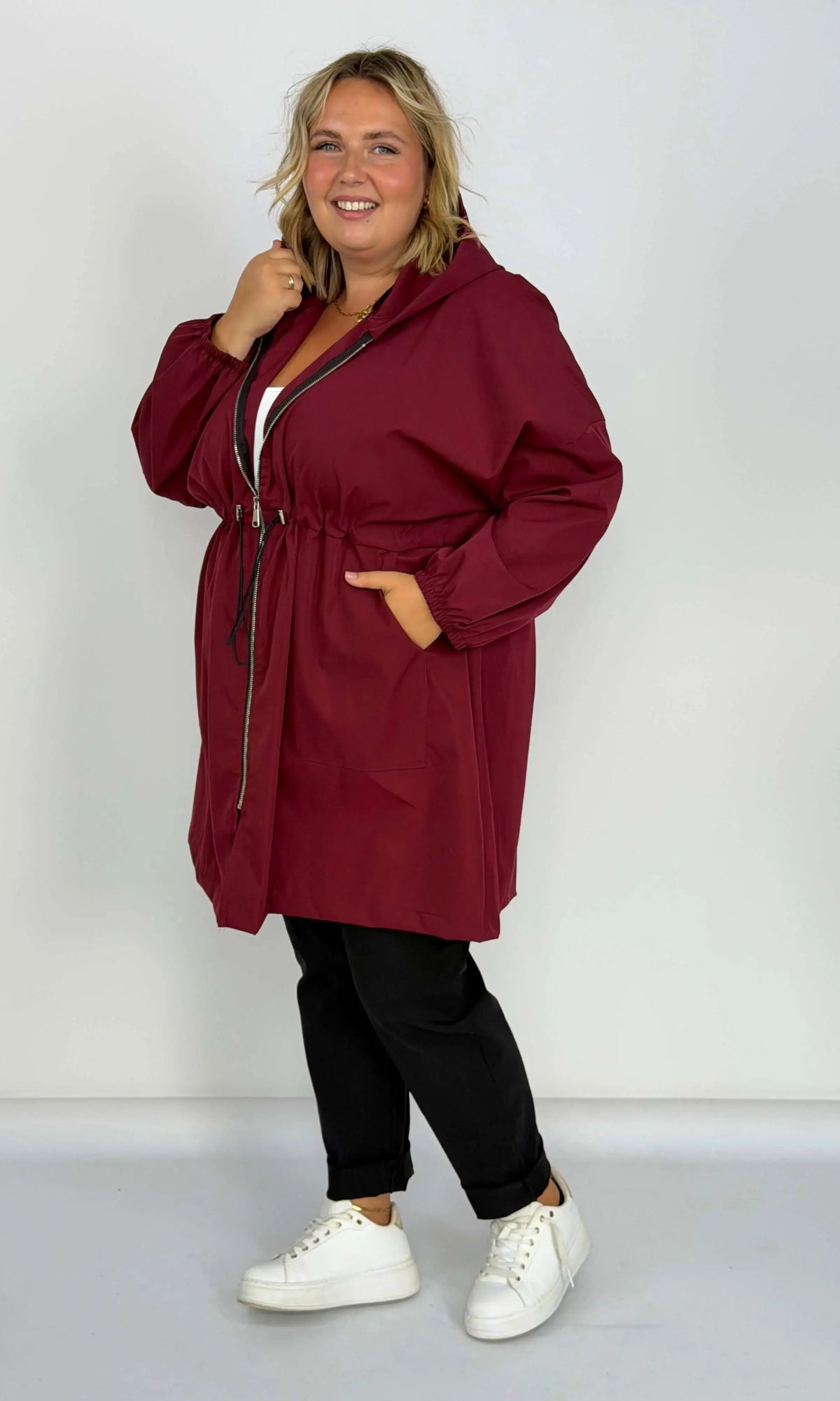 Długa kurtka przejściowa Plus Size z kapturem i regulacją w talii w kilku kolorach Stylowa XL