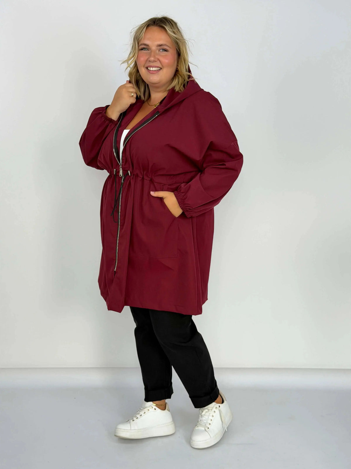Długa kurtka przejściowa Plus Size z kapturem i regulacją w talii w kilku kolorach Stylowa XL