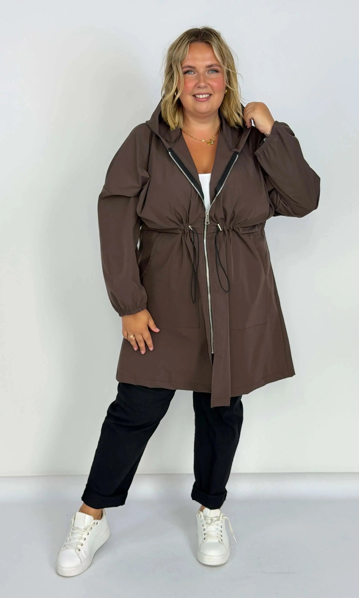 Długa kurtka przejściowa Plus Size z kapturem i regulacją w talii w kilku kolorach Stylowa XL