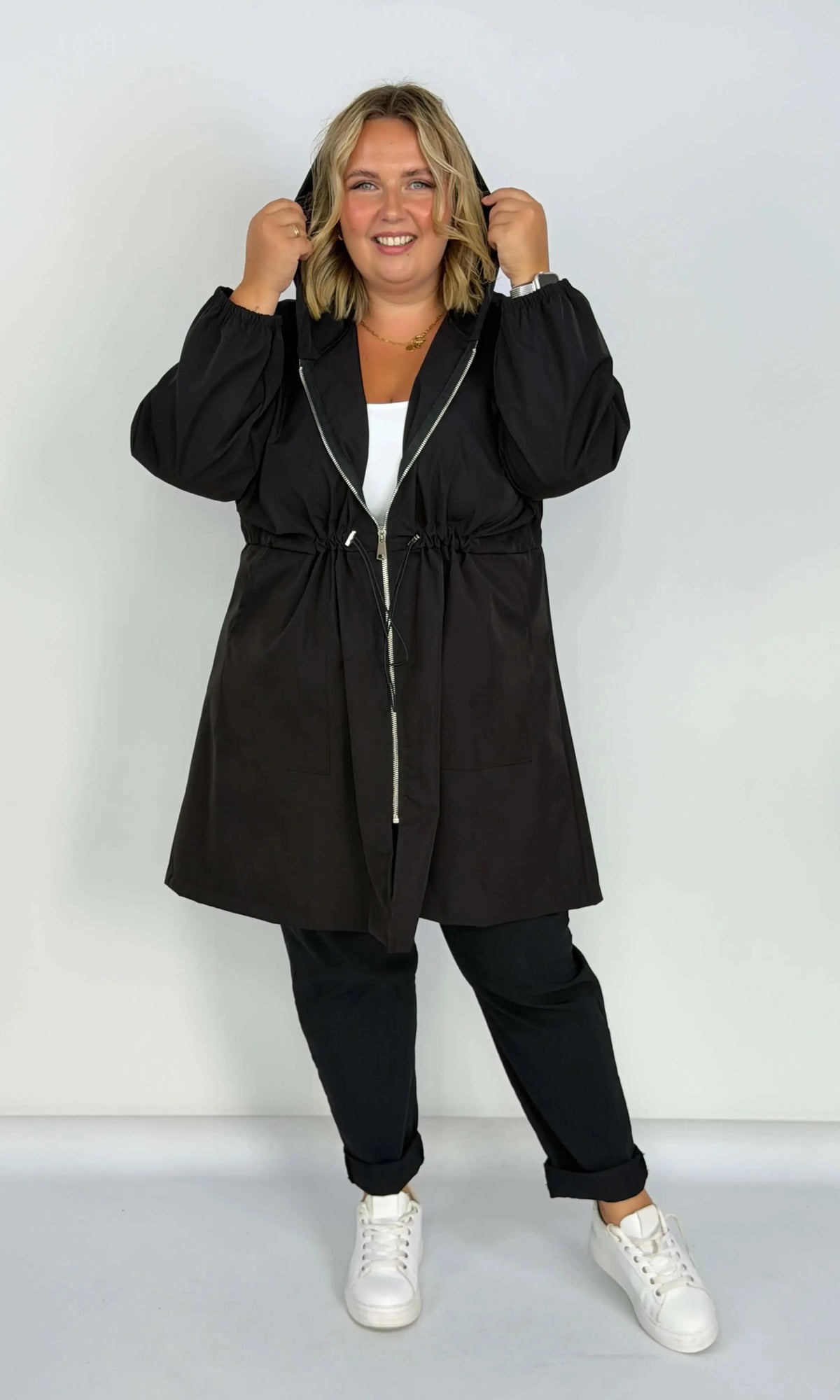 Długa kurtka przejściowa Plus Size z kapturem i regulacją w talii w kilku kolorach Stylowa XL