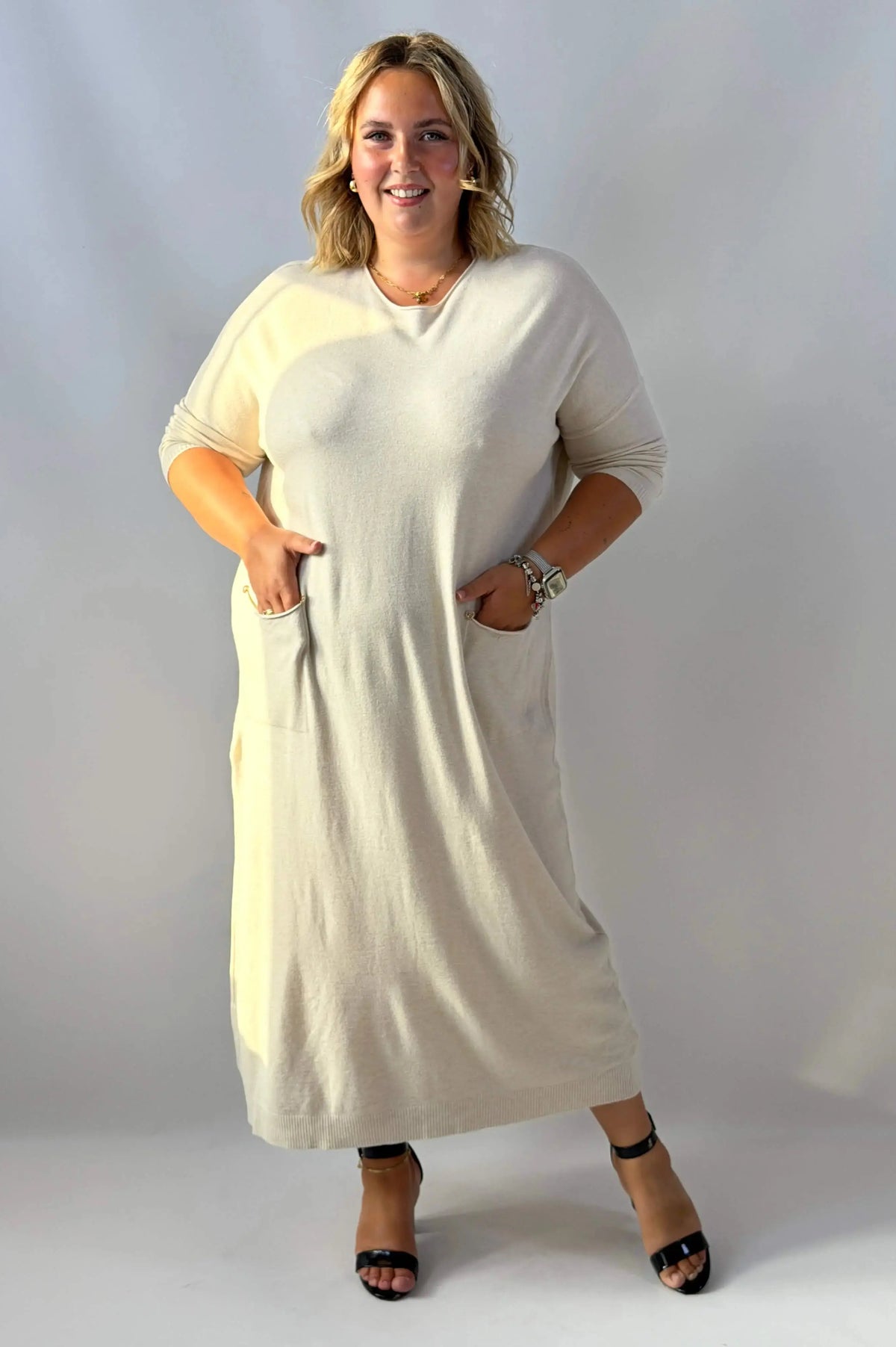 Długa sukienka dzianinowa Plus Size z praktycznymi kieszeniami i serduszkami Stylowa XL