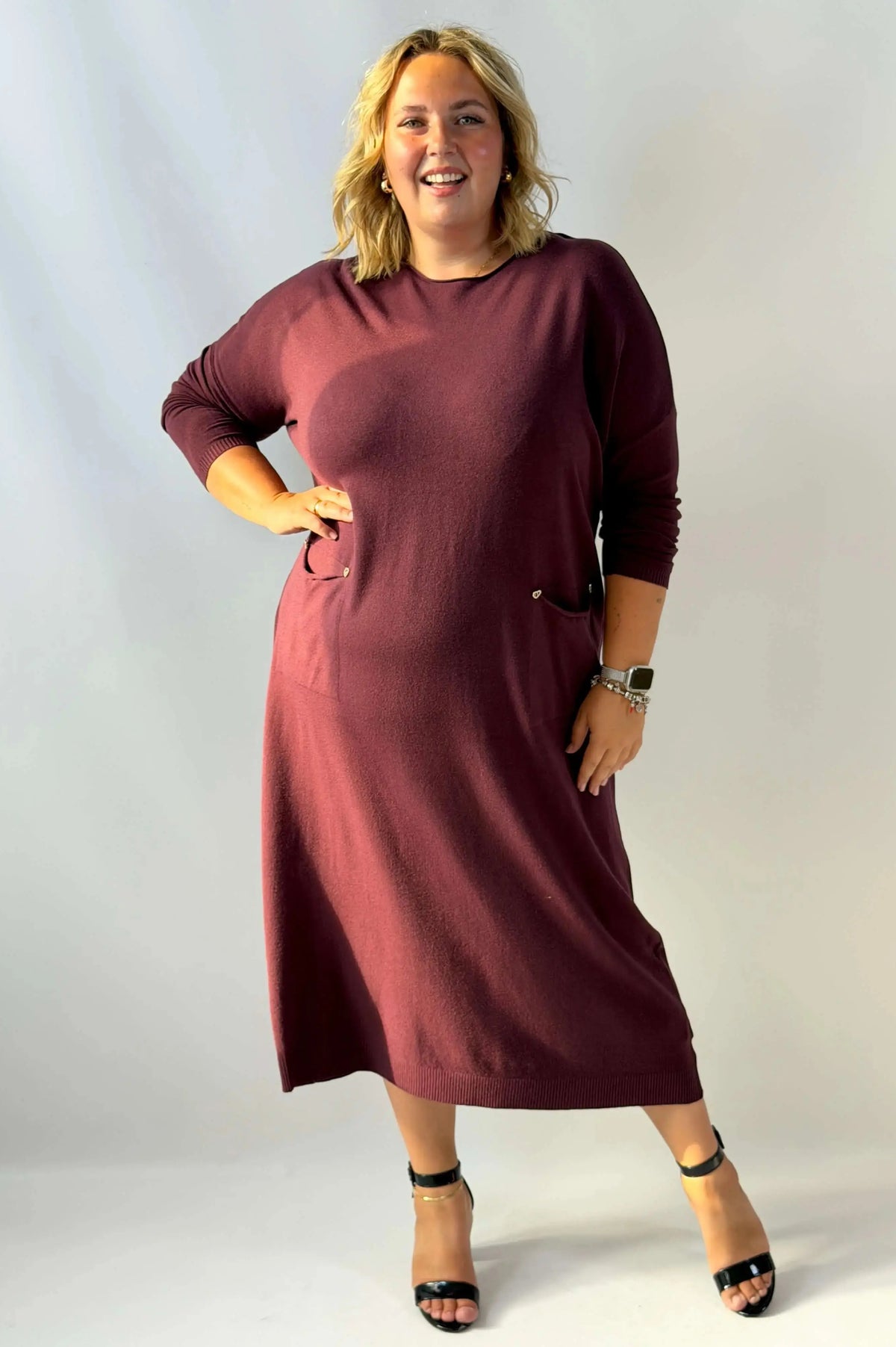 Długa sukienka dzianinowa Plus Size z praktycznymi kieszeniami i serduszkami Stylowa XL