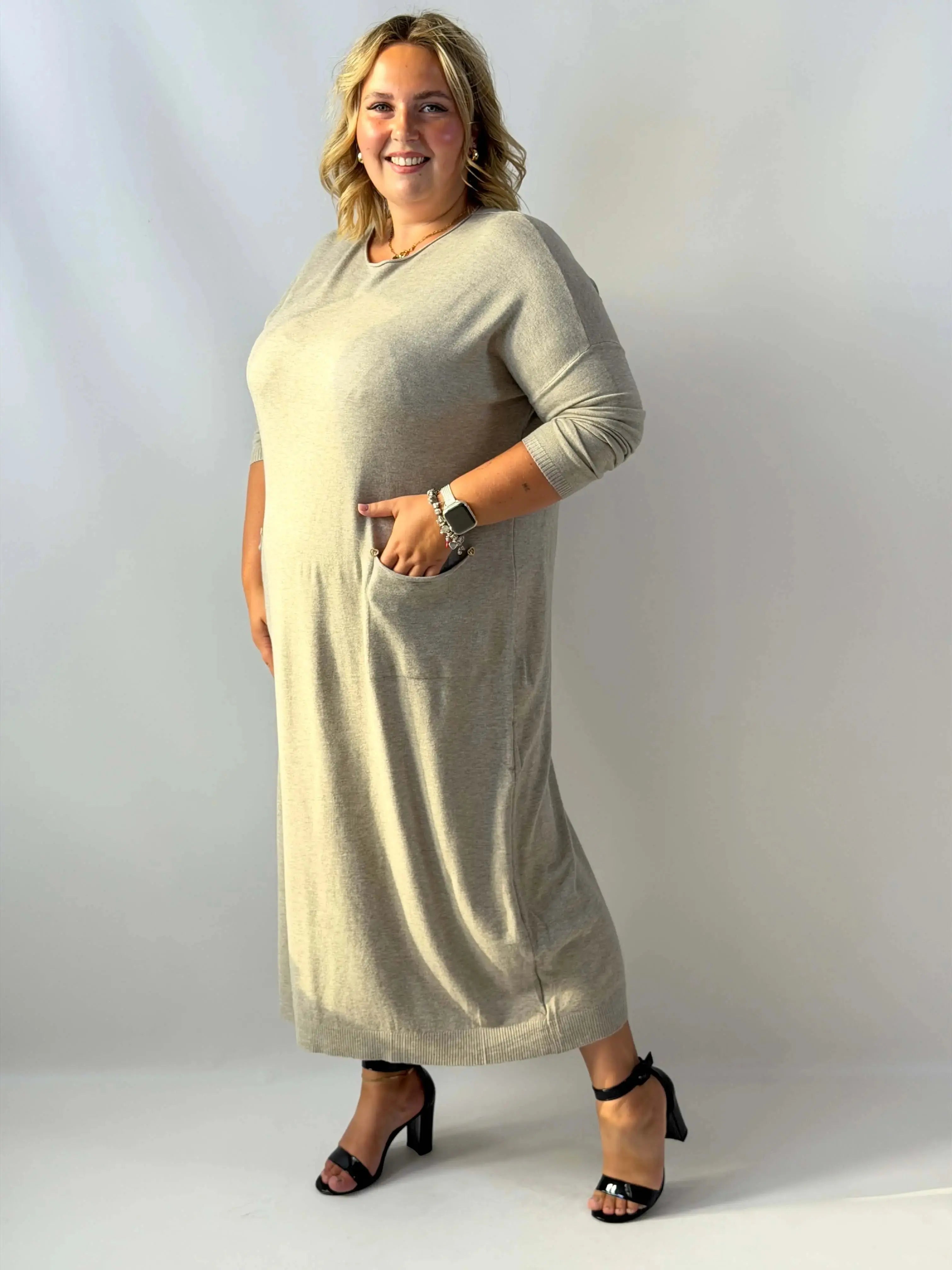 Długa sukienka dzianinowa Plus Size z praktycznymi kieszeniami i serduszkami Stylowa XL