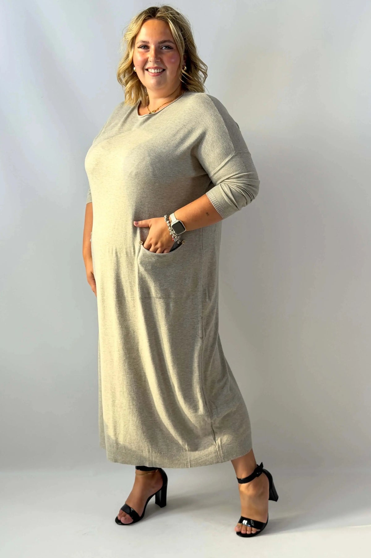 Długa sukienka dzianinowa Plus Size z praktycznymi kieszeniami i serduszkami Stylowa XL