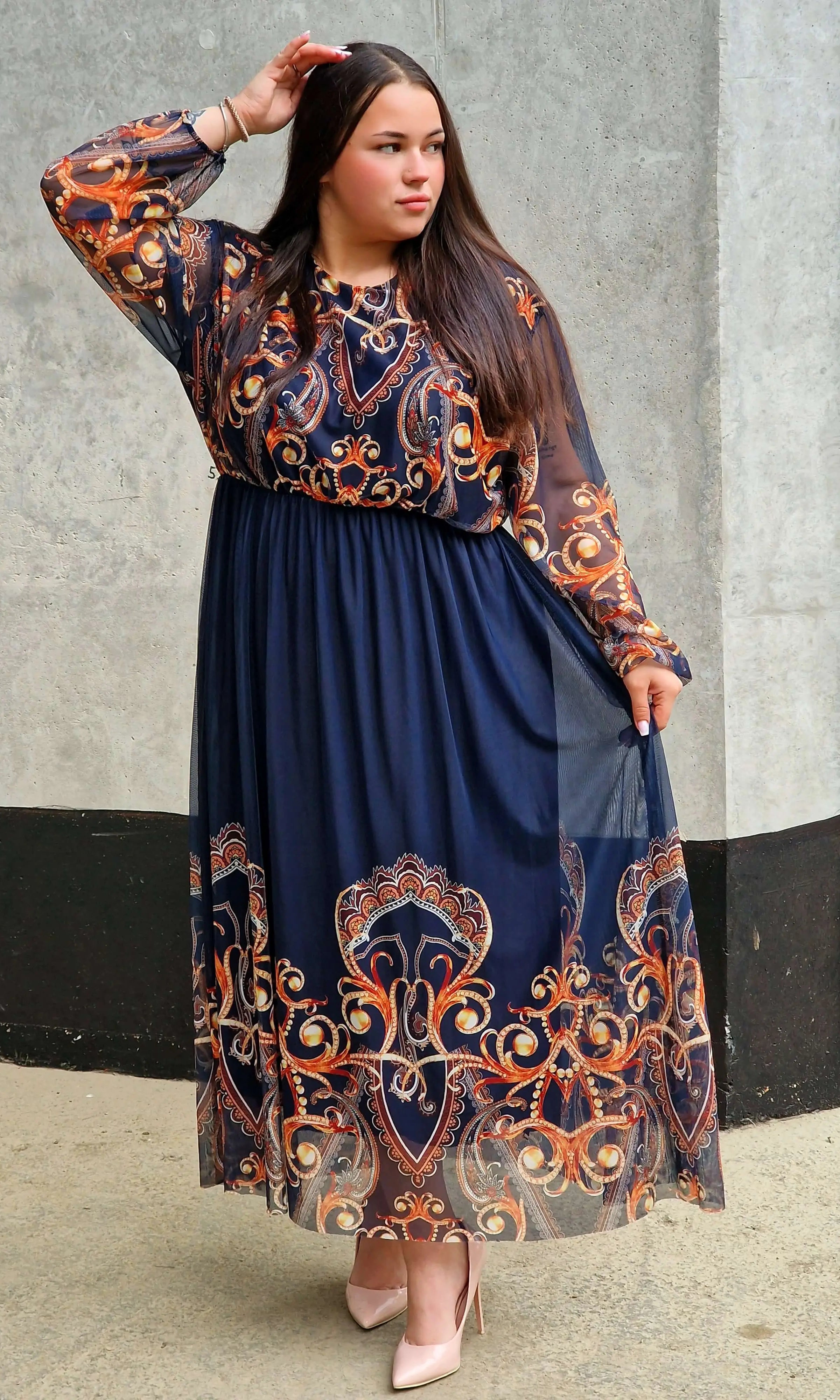 Długa sukienka plus size – elegancka, kobieca i pełna klasy propozycja Stylowa XL