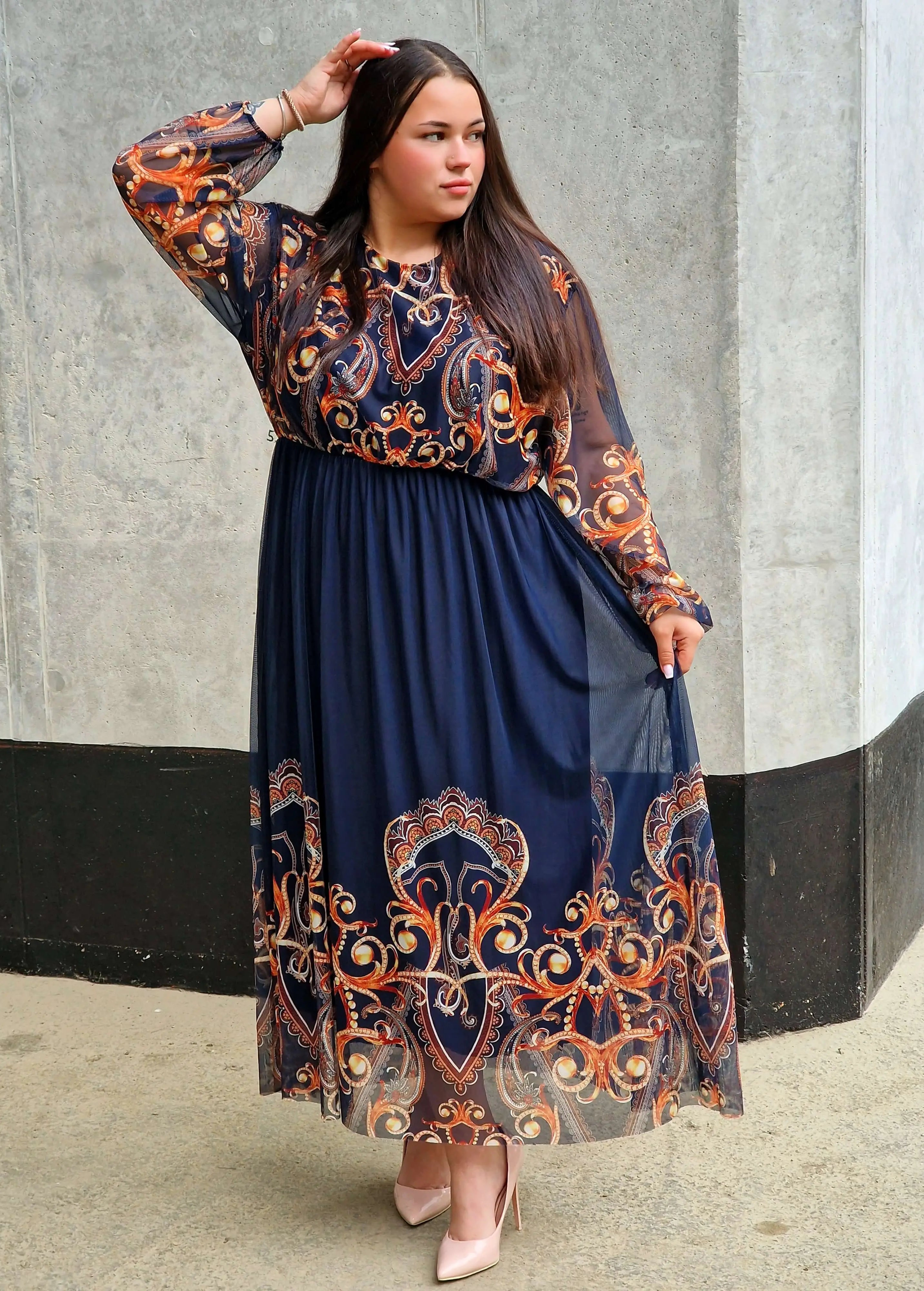 Długa sukienka plus size – elegancka, kobieca i pełna klasy propozycja Stylowa XL