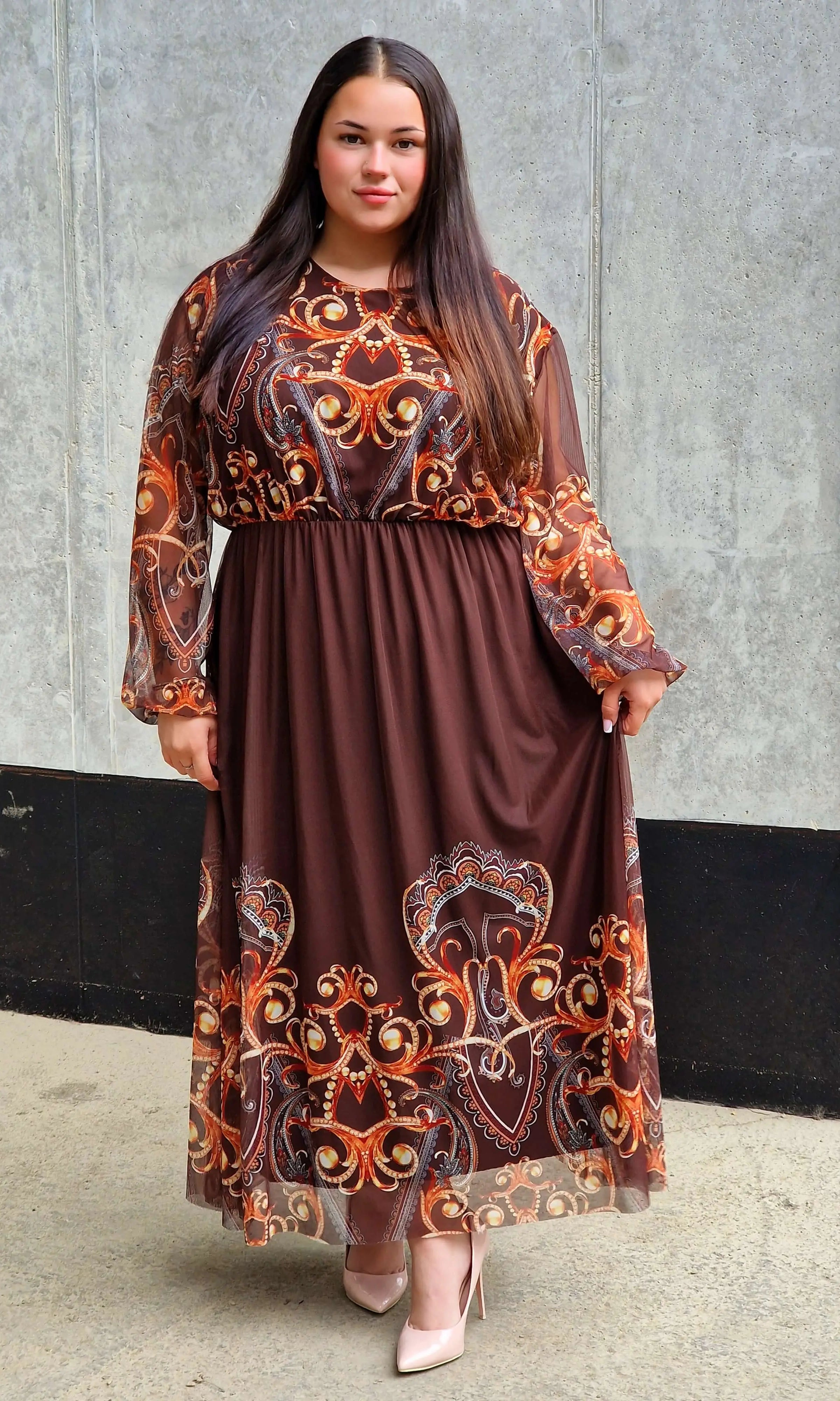 Długa sukienka plus size – elegancka, kobieca i pełna klasy propozycja Stylowa XL