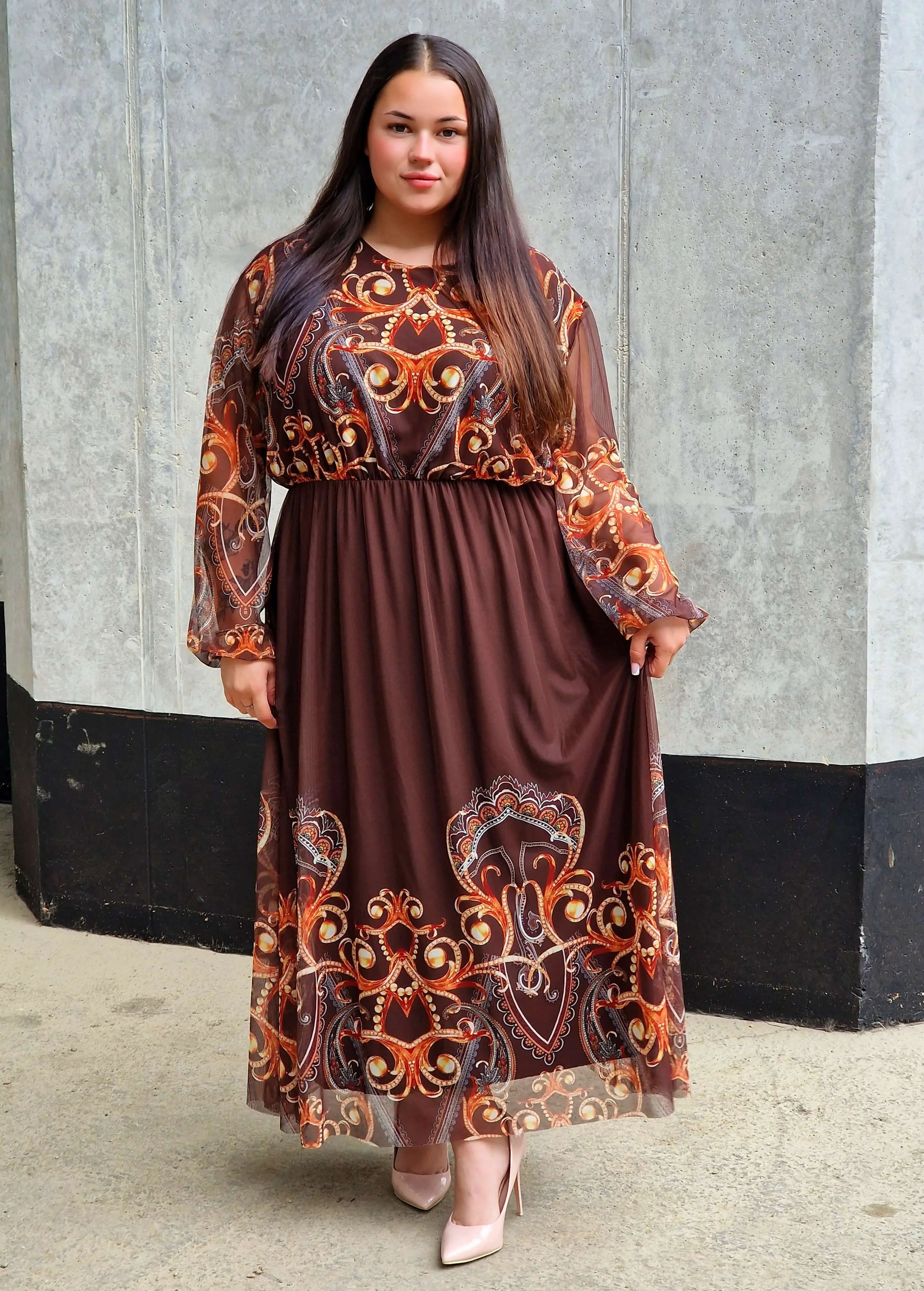 Długa sukienka plus size – elegancka, kobieca i pełna klasy propozycja Stylowa XL