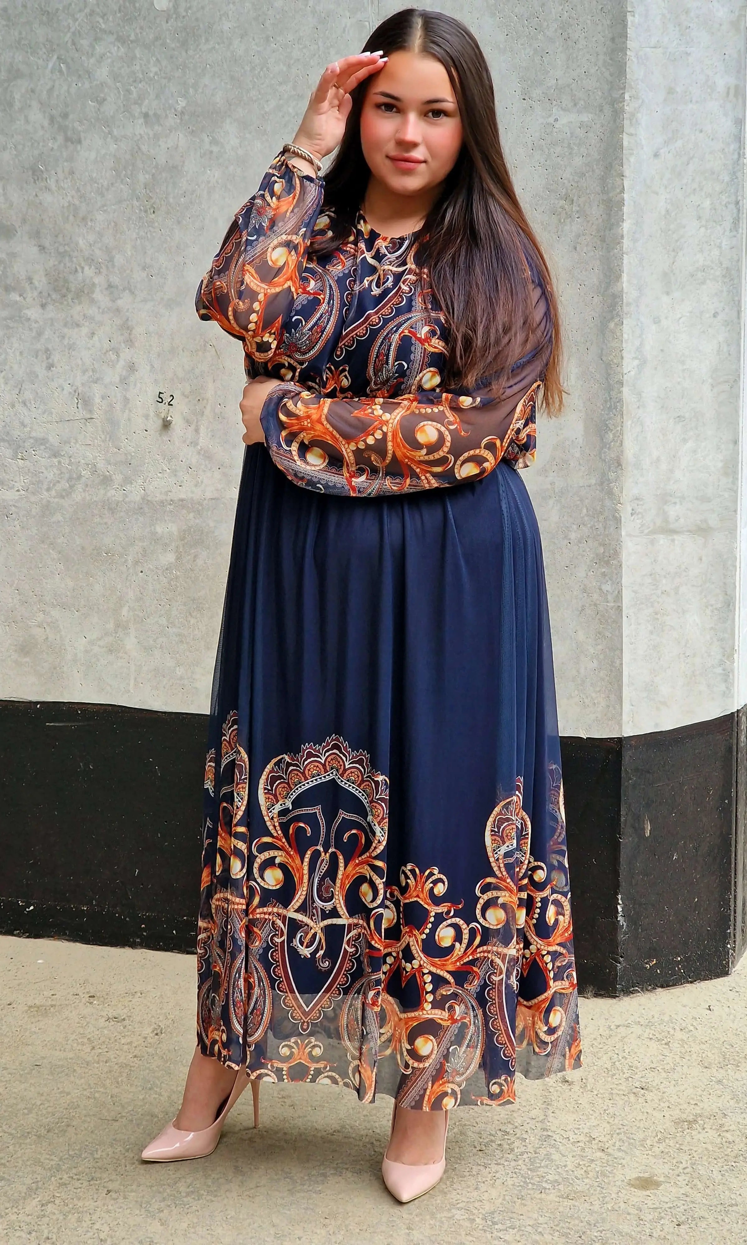 Długa sukienka plus size – elegancka, kobieca i pełna klasy propozycja Stylowa XL