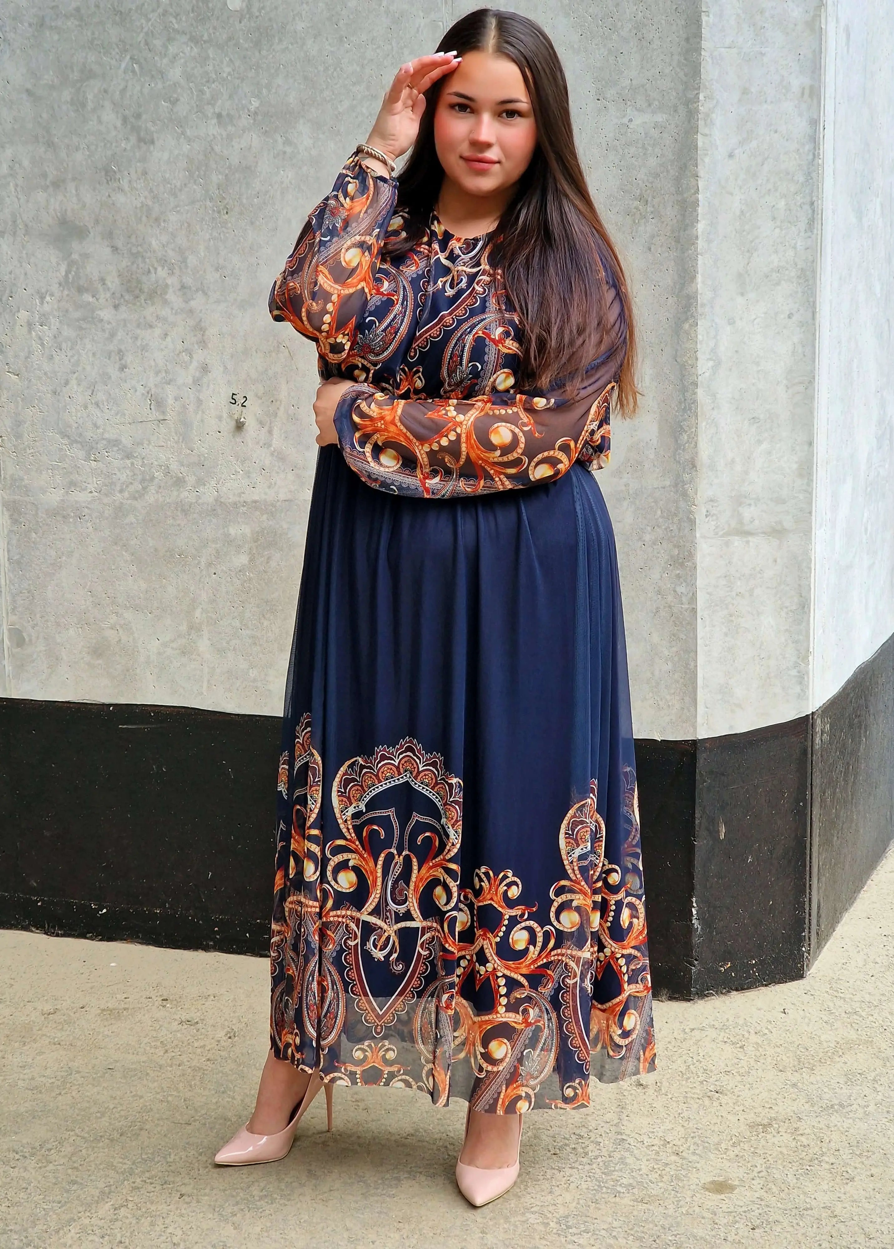 Długa sukienka plus size – elegancka, kobieca i pełna klasy propozycja Stylowa XL