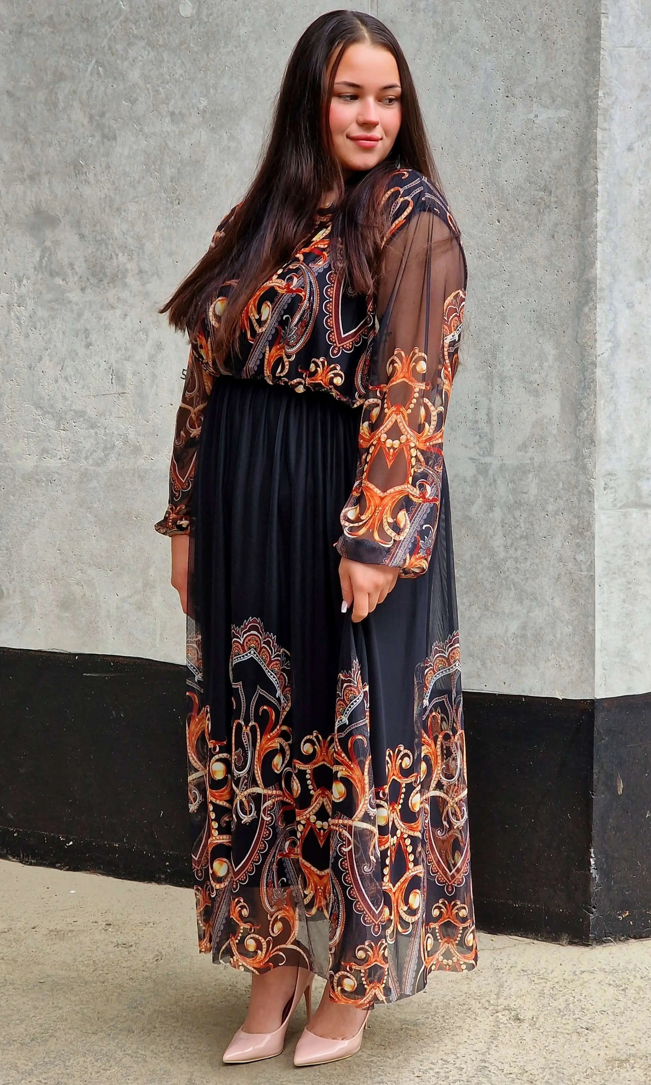 Długa sukienka plus size – elegancka, kobieca i pełna klasy propozycja Stylowa XL