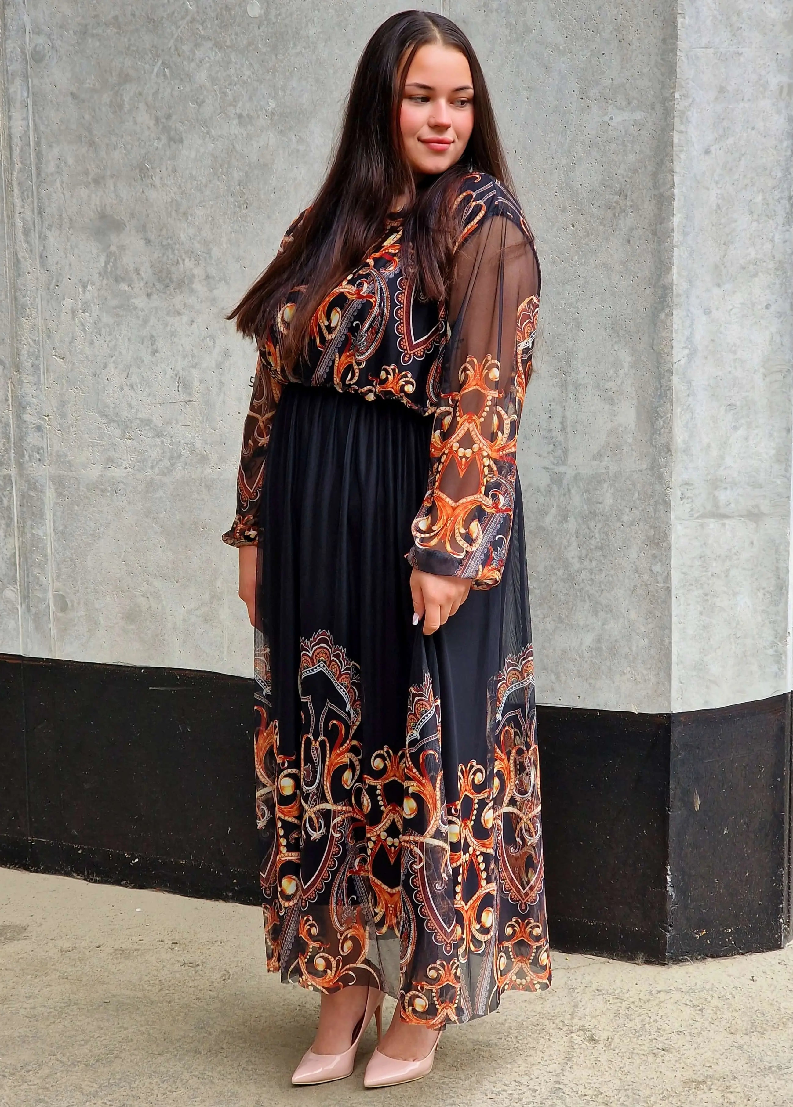 Długa sukienka plus size – elegancka, kobieca i pełna klasy propozycja Stylowa XL