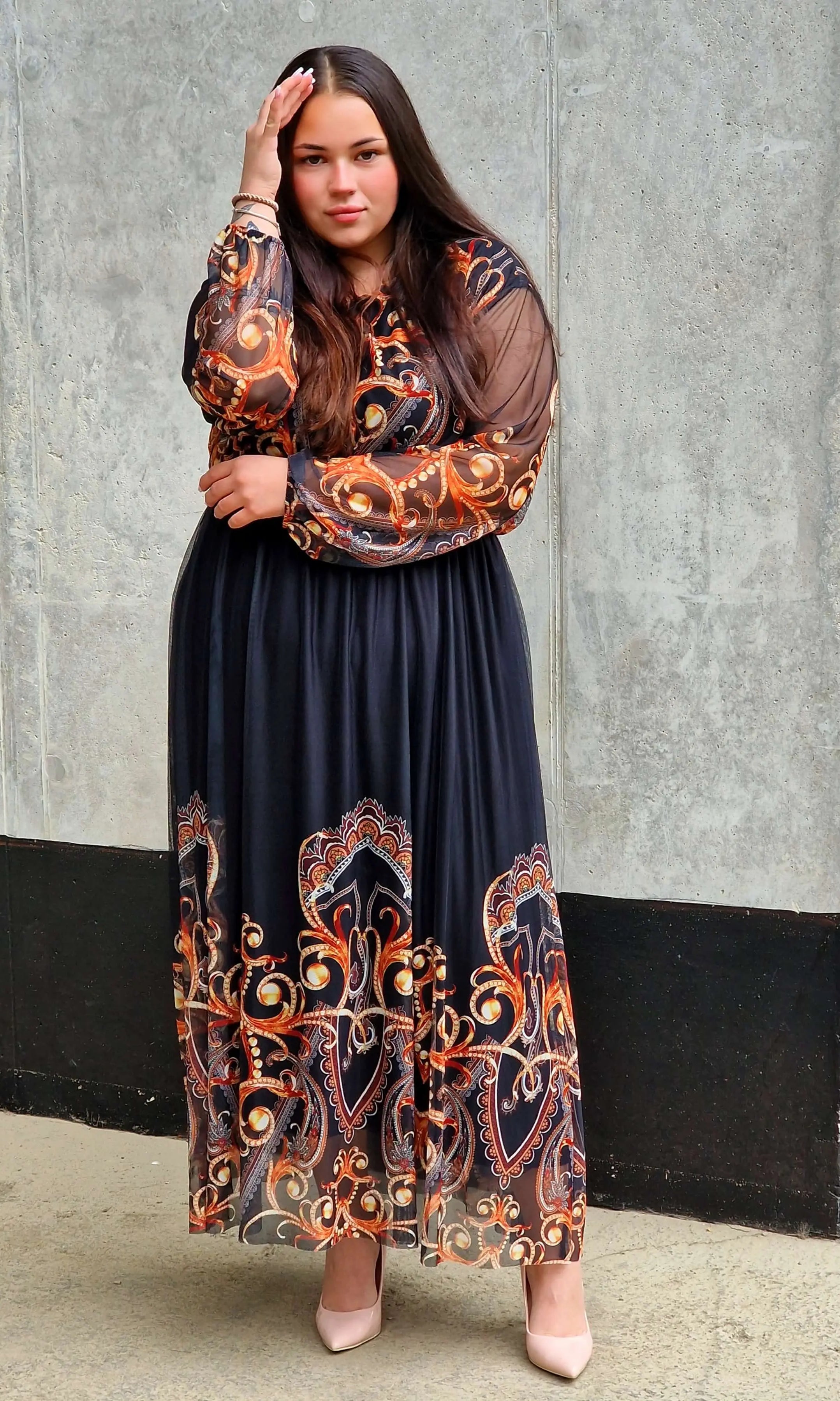 Długa sukienka plus size – elegancka, kobieca i pełna klasy propozycja Stylowa XL