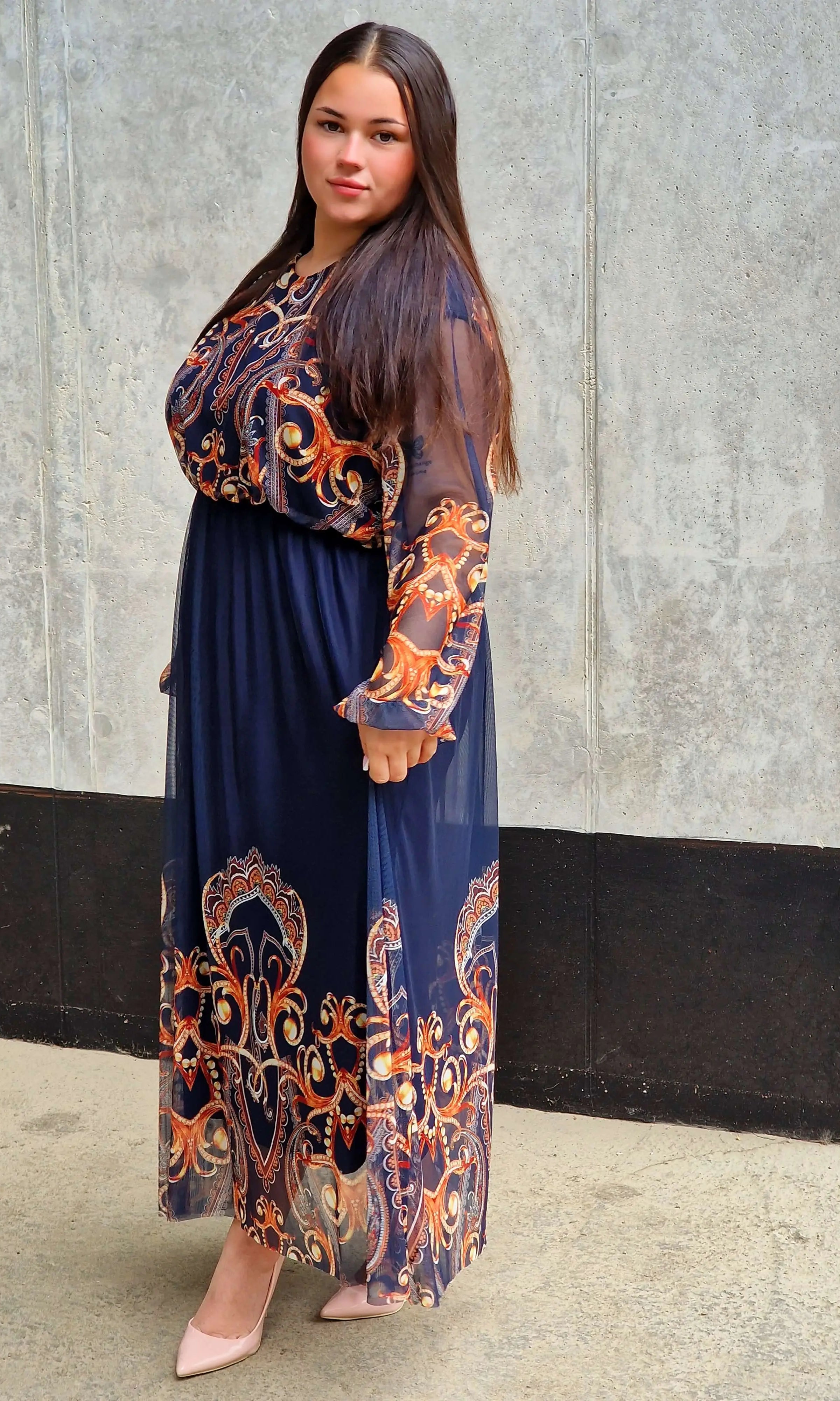 Długa sukienka plus size – elegancka, kobieca i pełna klasy propozycja Stylowa XL