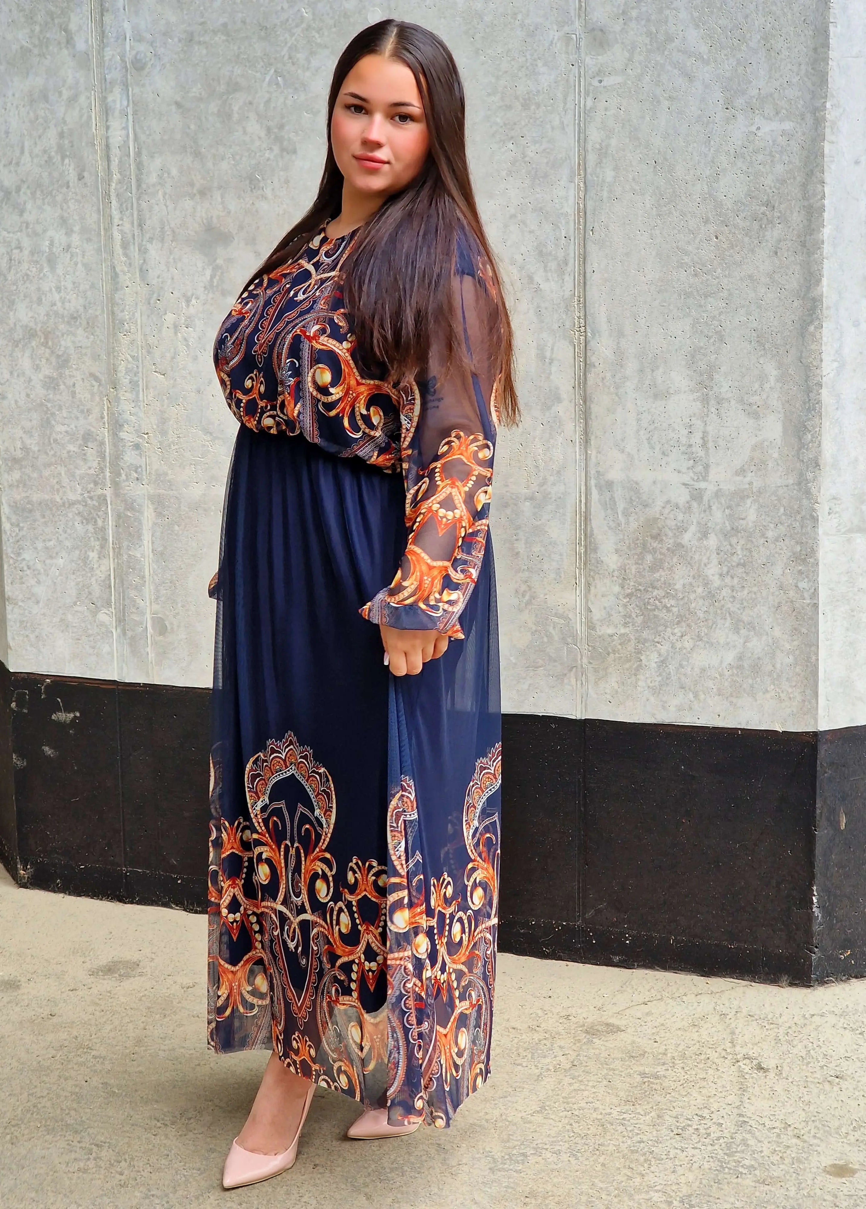 Długa sukienka plus size – elegancka, kobieca i pełna klasy propozycja Stylowa XL