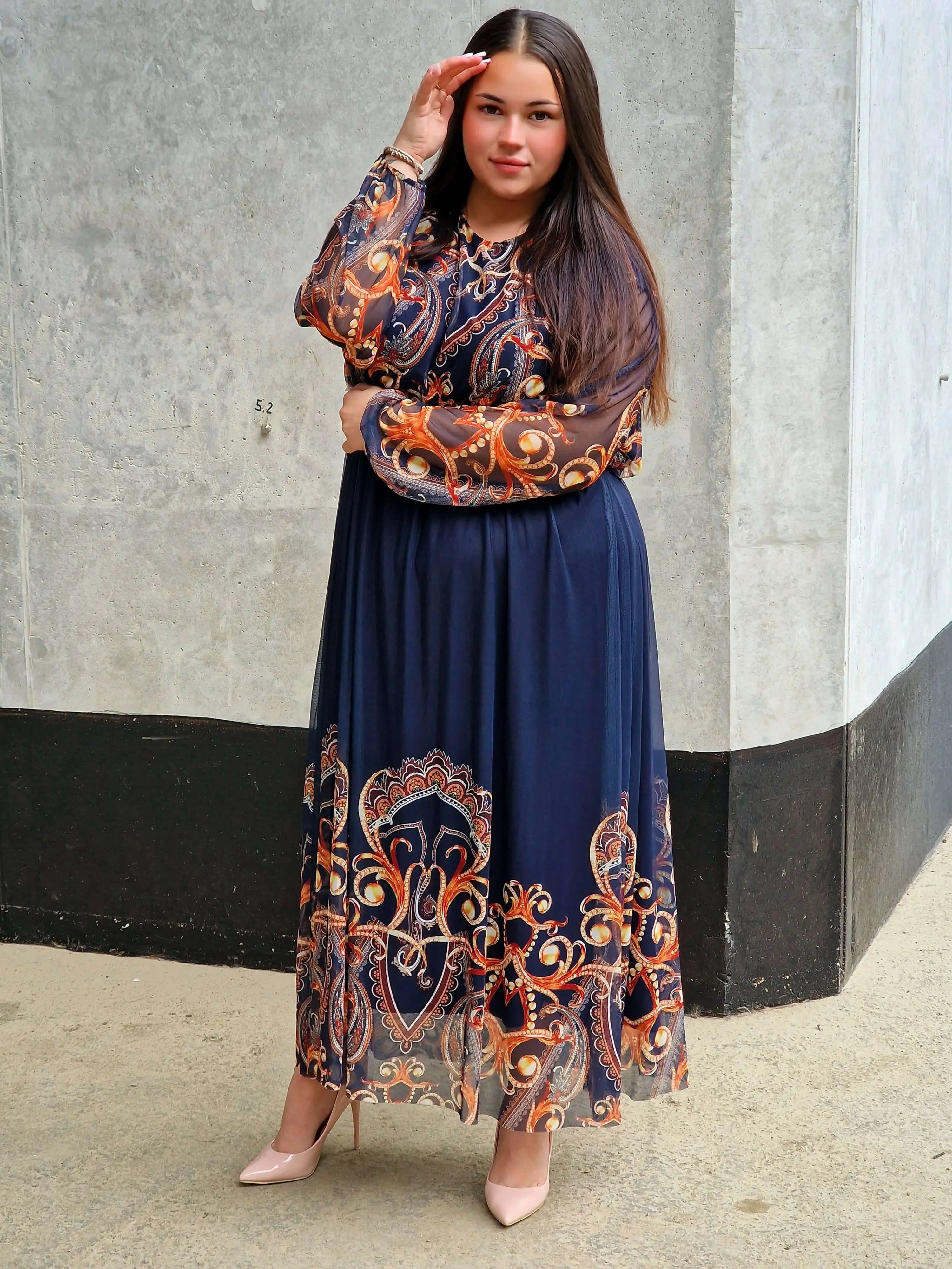 Długa sukienka plus size – elegancka, kobieca i pełna klasy propozycja Stylowa XL