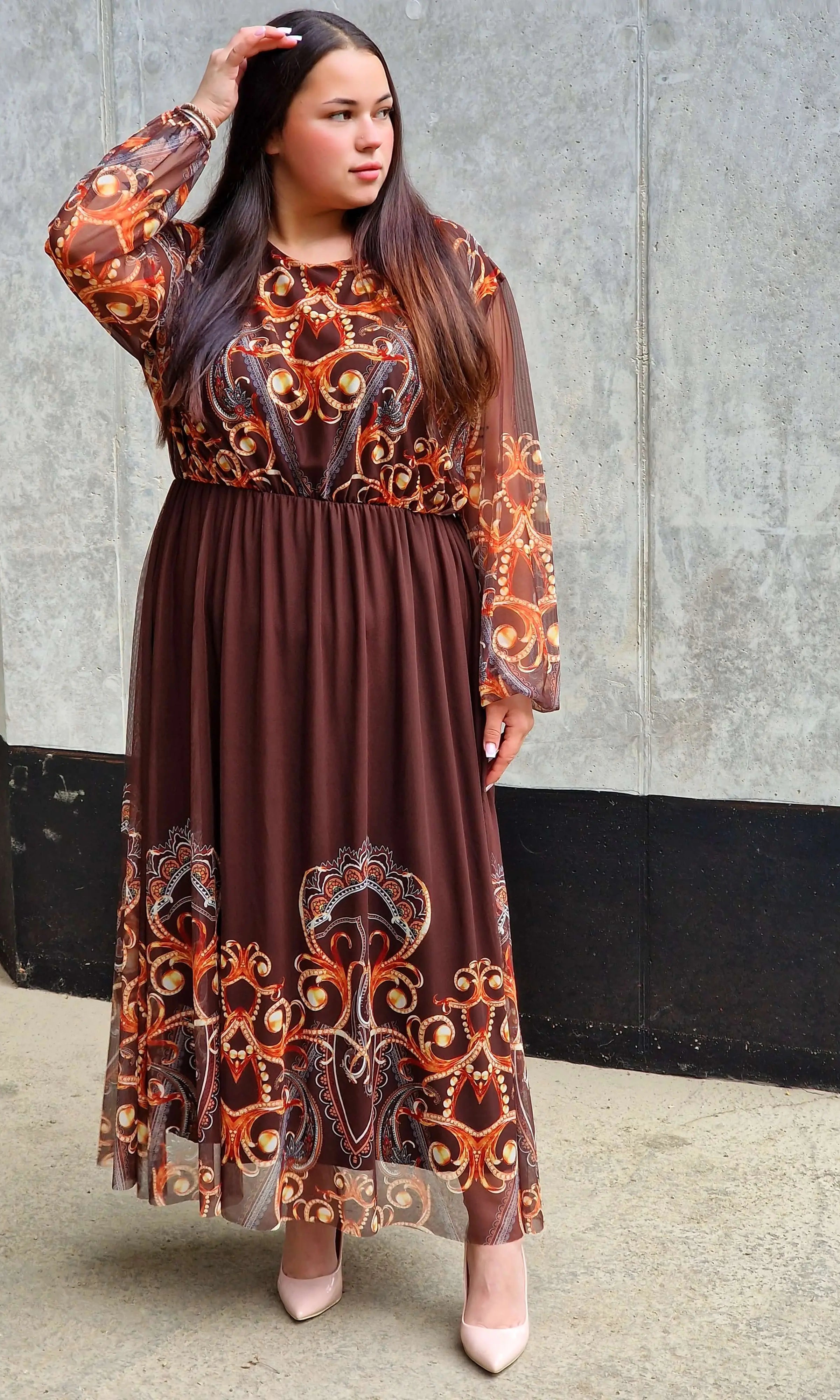 Długa sukienka plus size – elegancka, kobieca i pełna klasy propozycja Stylowa XL