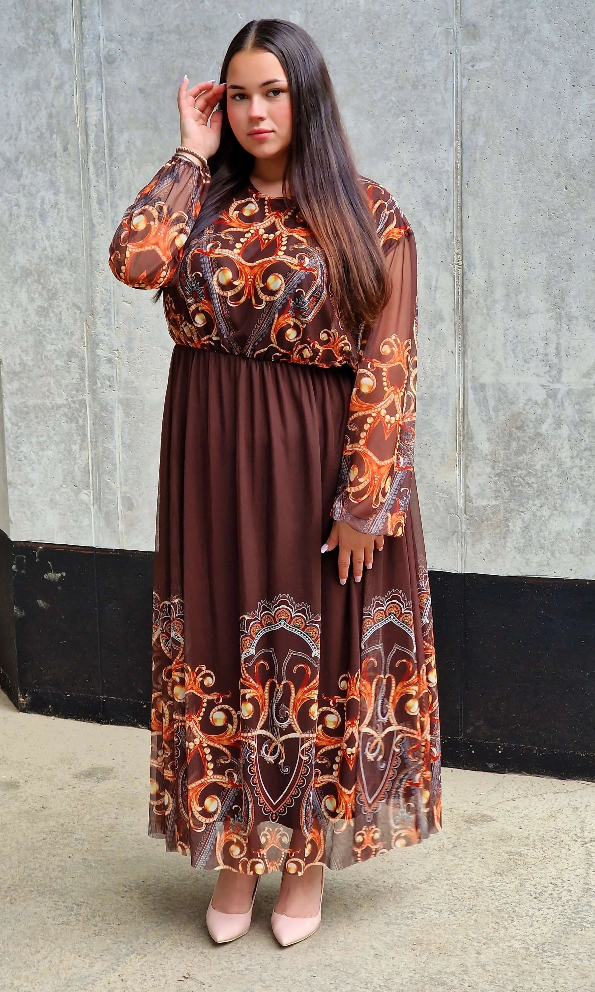 Długa sukienka plus size – elegancka, kobieca i pełna klasy propozycja Stylowa XL