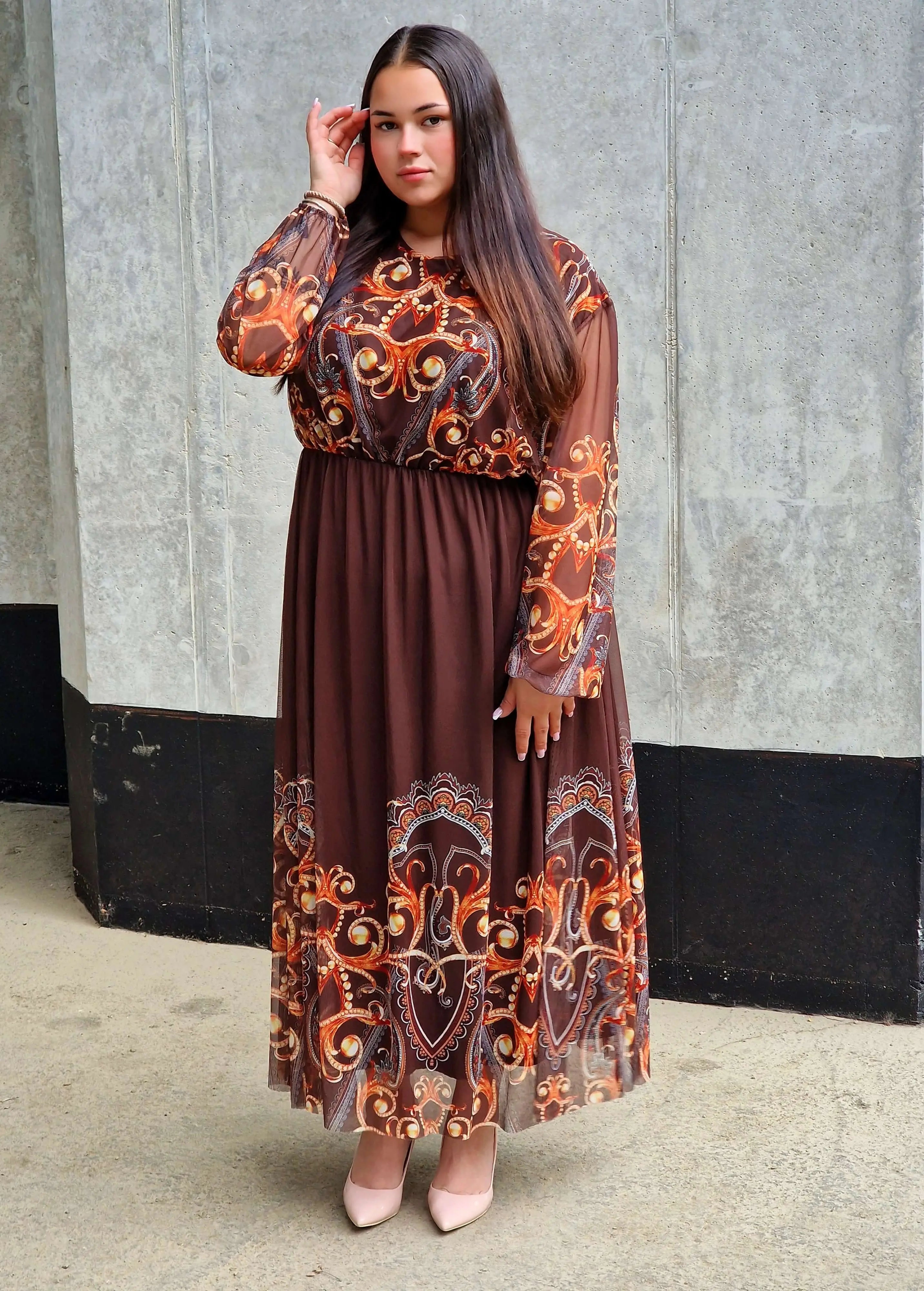 Długa sukienka plus size – elegancka, kobieca i pełna klasy propozycja Stylowa XL