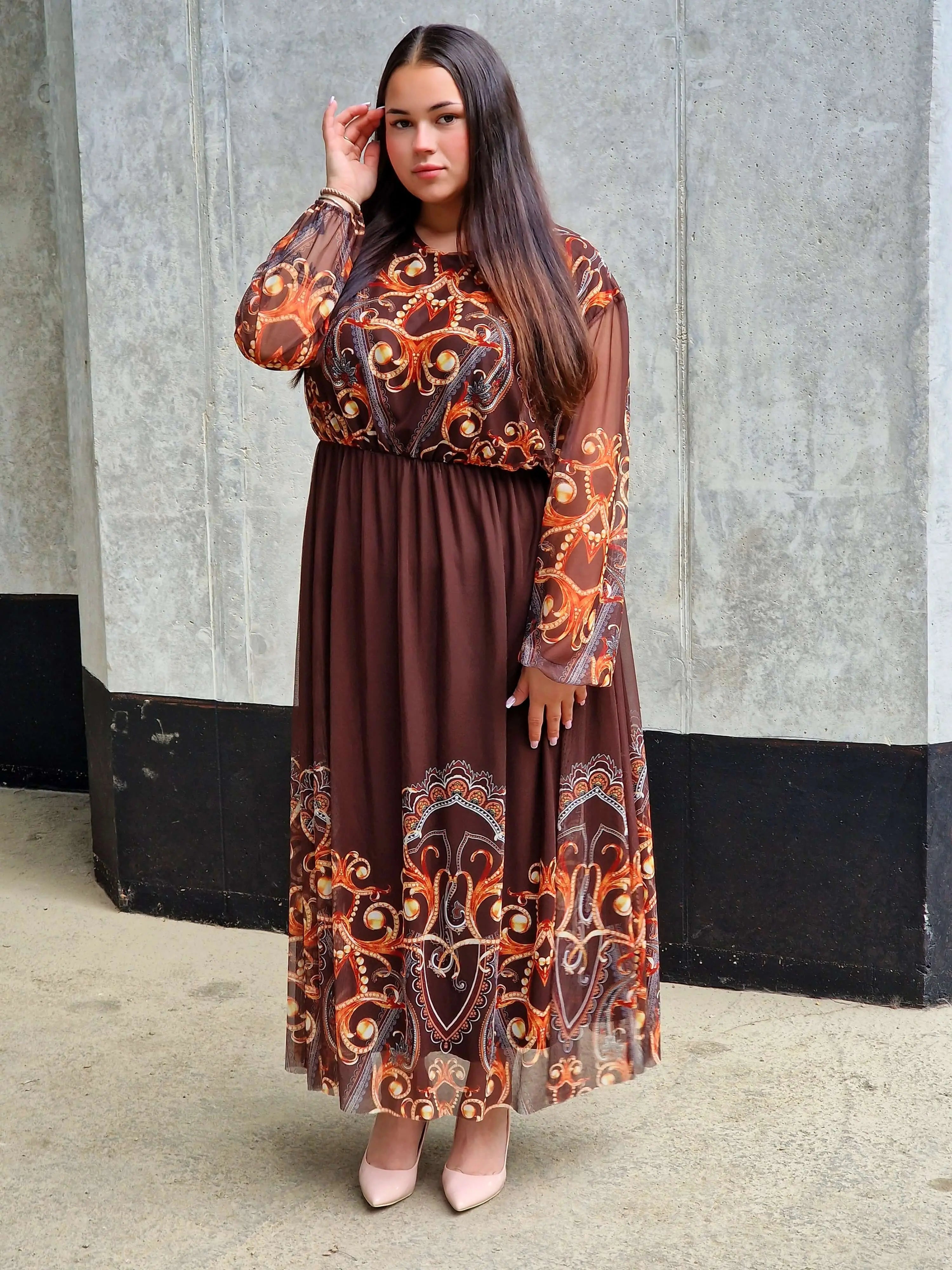 Długa sukienka plus size – elegancka, kobieca i pełna klasy propozycja Stylowa XL