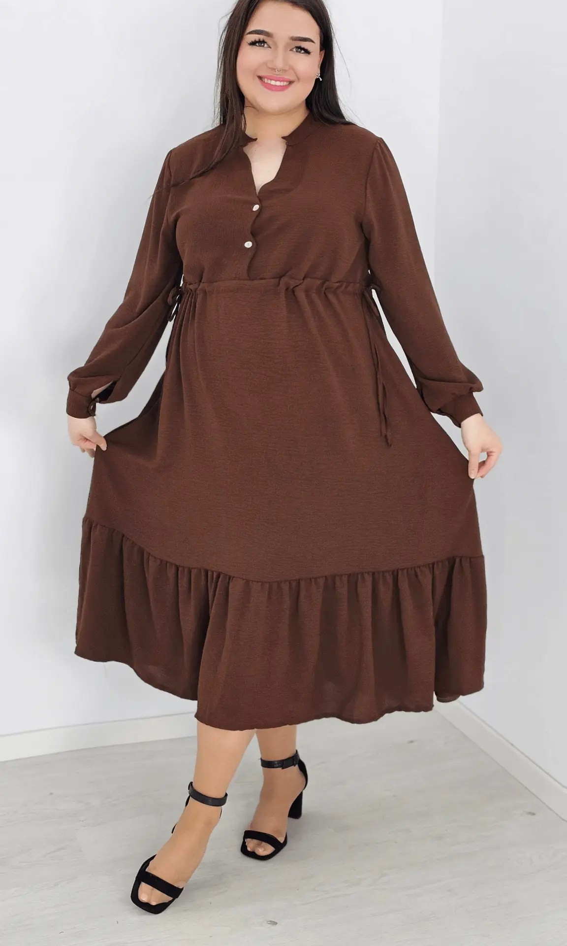 Długa sukienka z ściągaczem w tali - brąz Stylowa XL