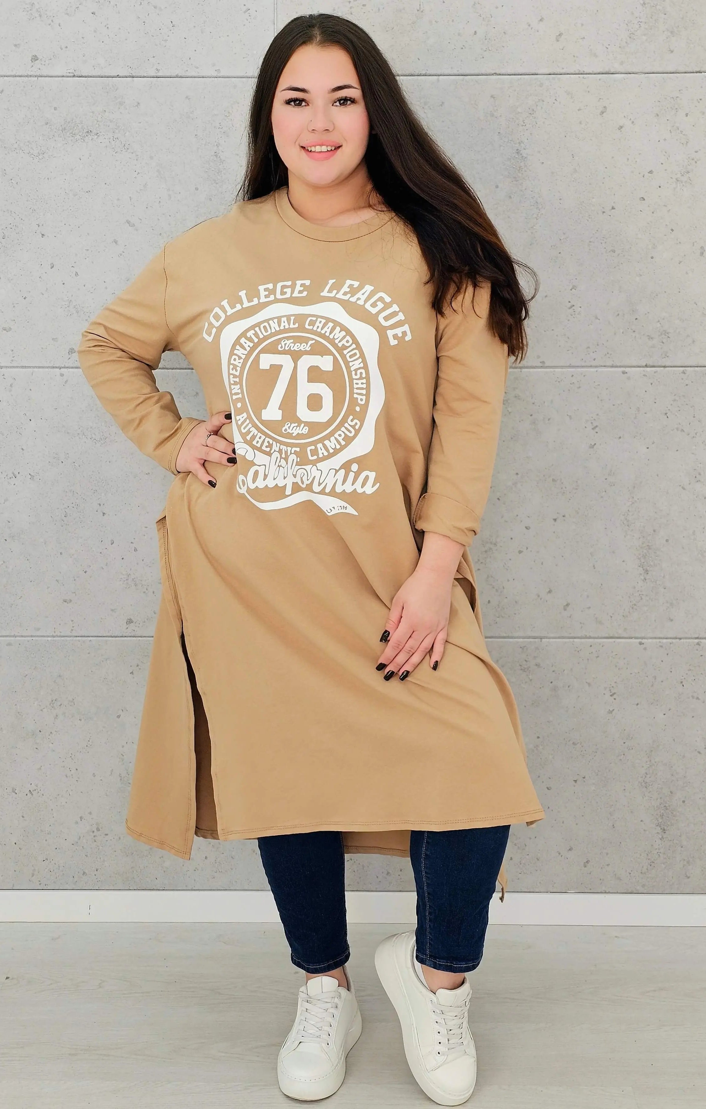 Długa tunika oversize z nadrukiem California– moda dla kobiet plus size Stylowa XL