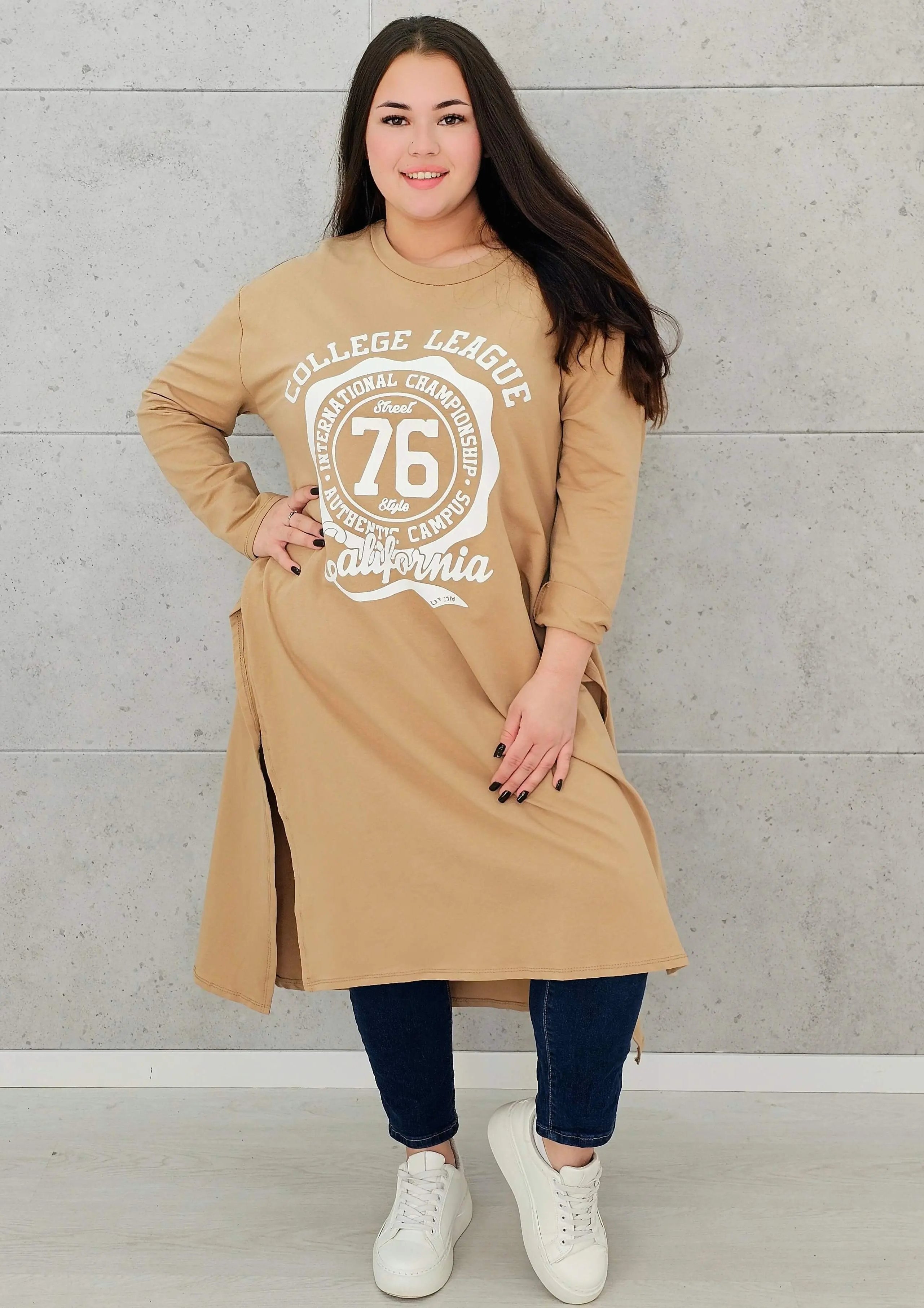 Długa tunika oversize z nadrukiem California– moda dla kobiet plus size Stylowa XL