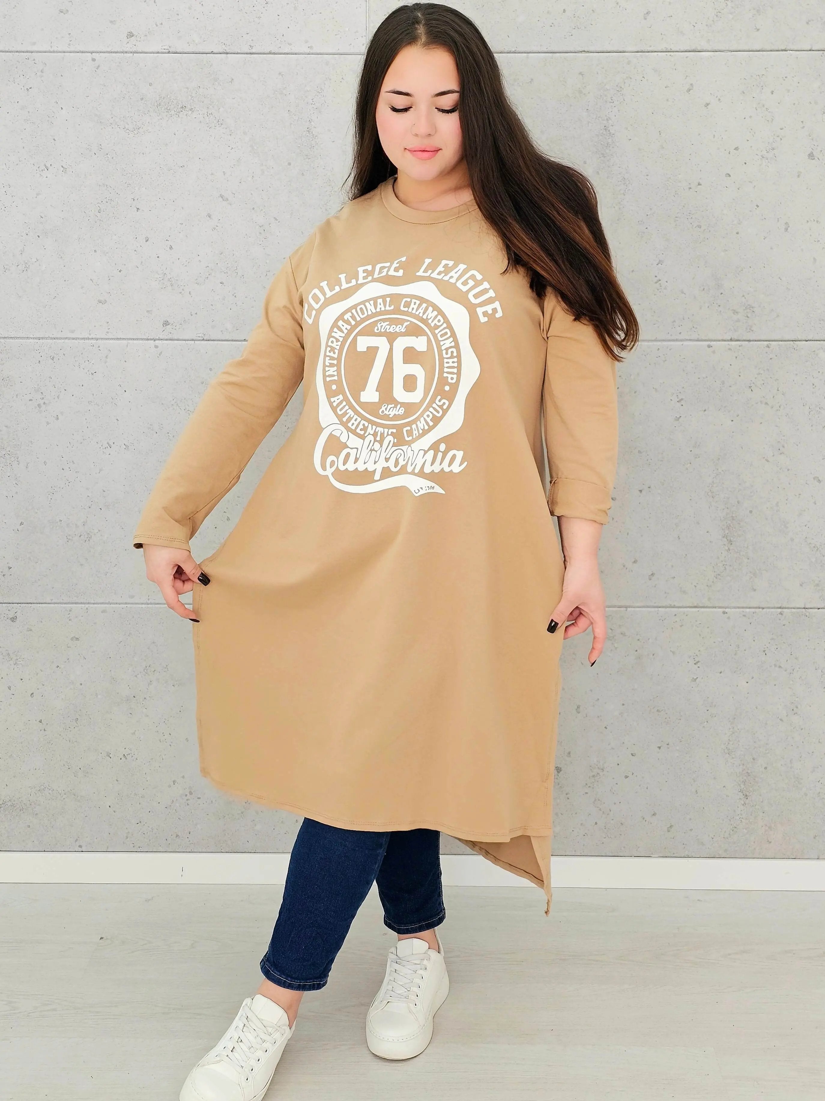 Długa tunika oversize z nadrukiem California– moda dla kobiet plus size Stylowa XL