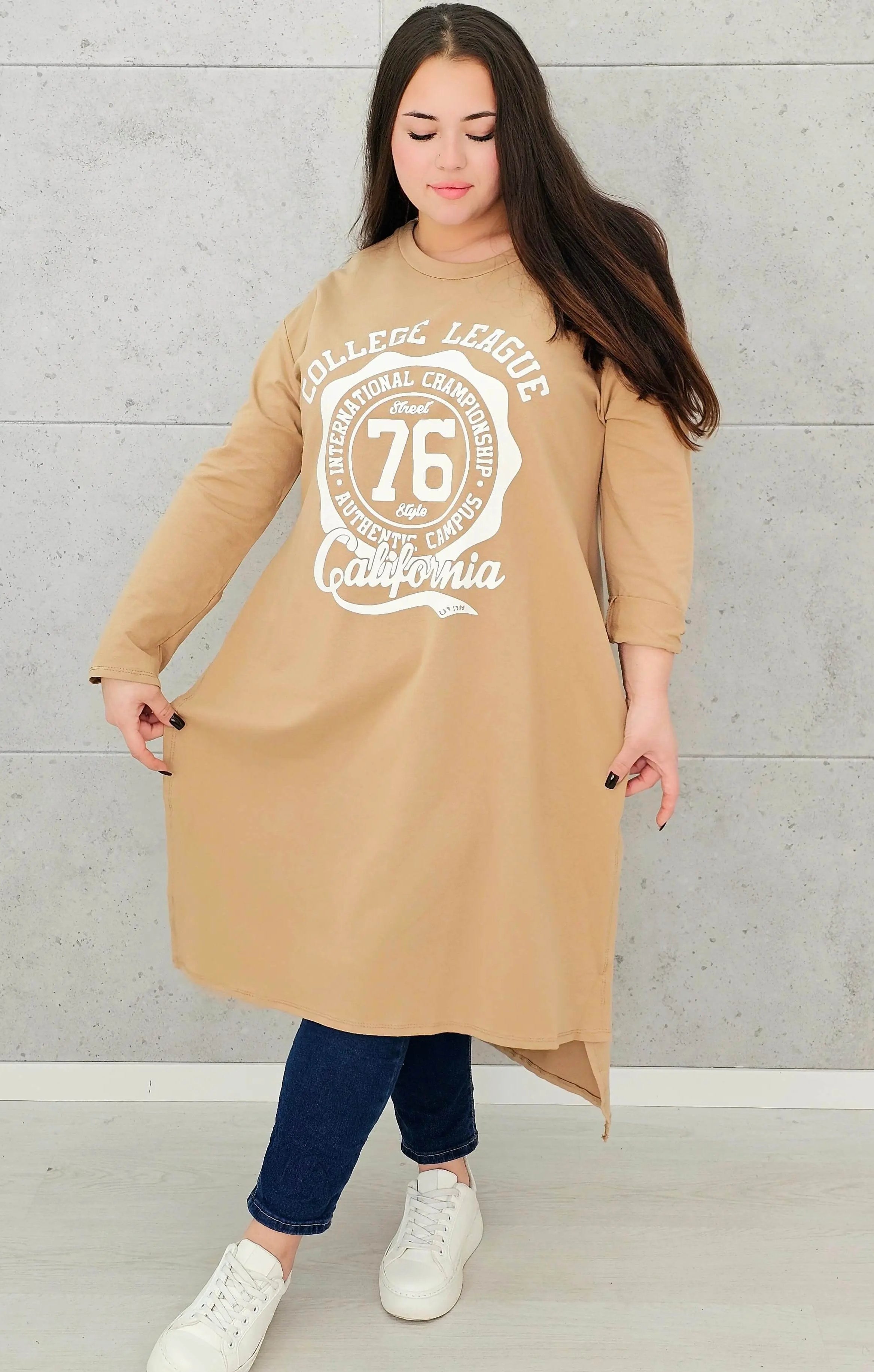 Długa tunika oversize z nadrukiem California– moda dla kobiet plus size Stylowa XL