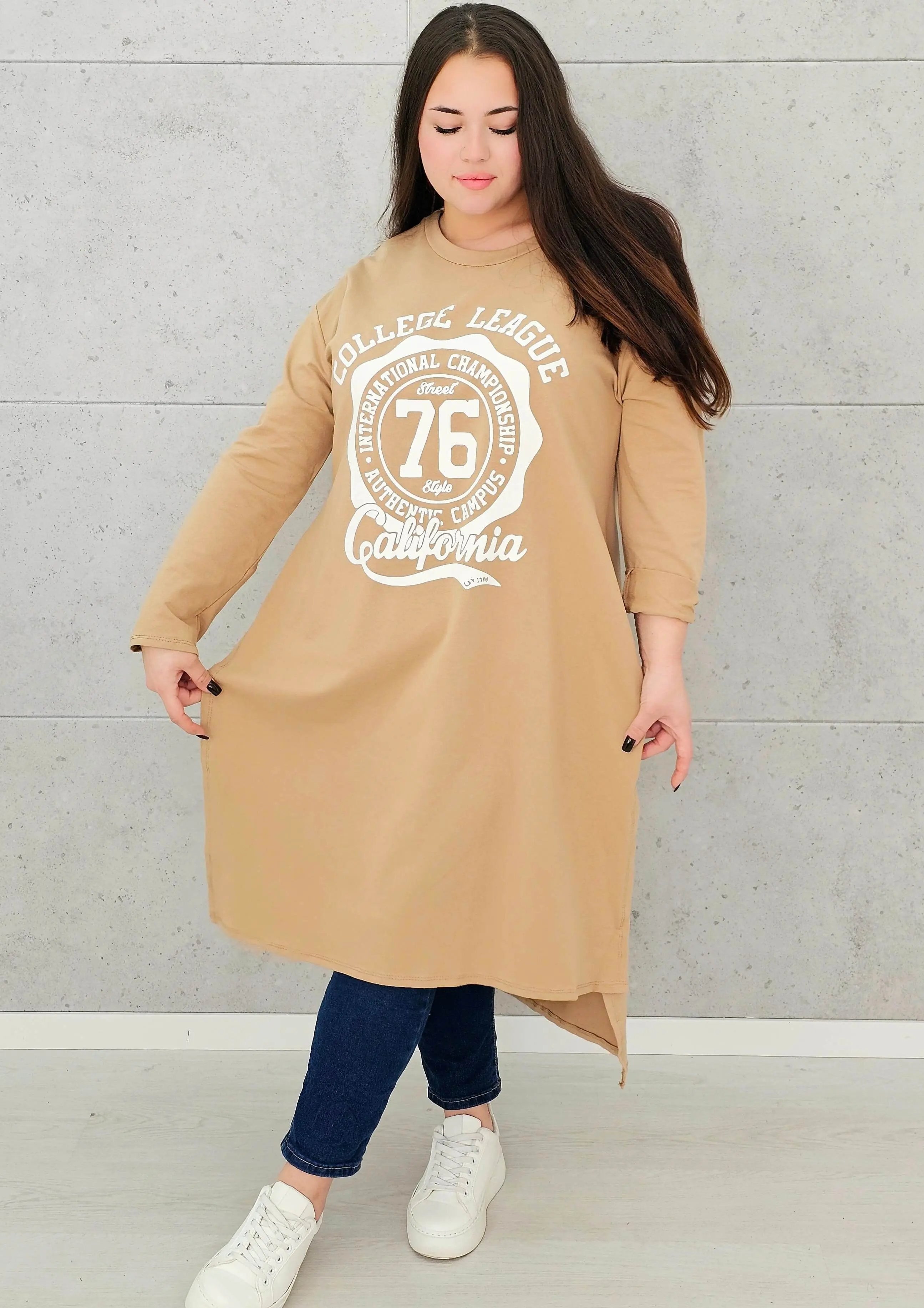 Długa tunika oversize z nadrukiem California– moda dla kobiet plus size Stylowa XL