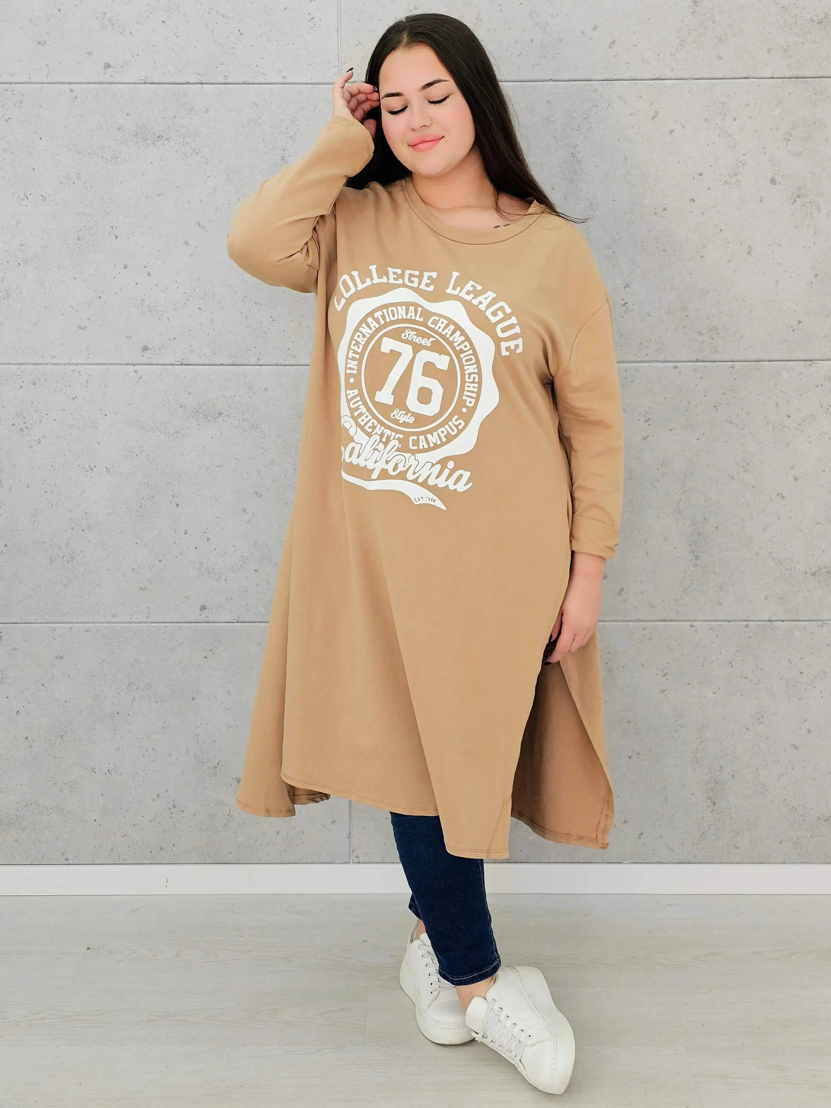 Długa tunika oversize z nadrukiem California– moda dla kobiet plus size Stylowa XL