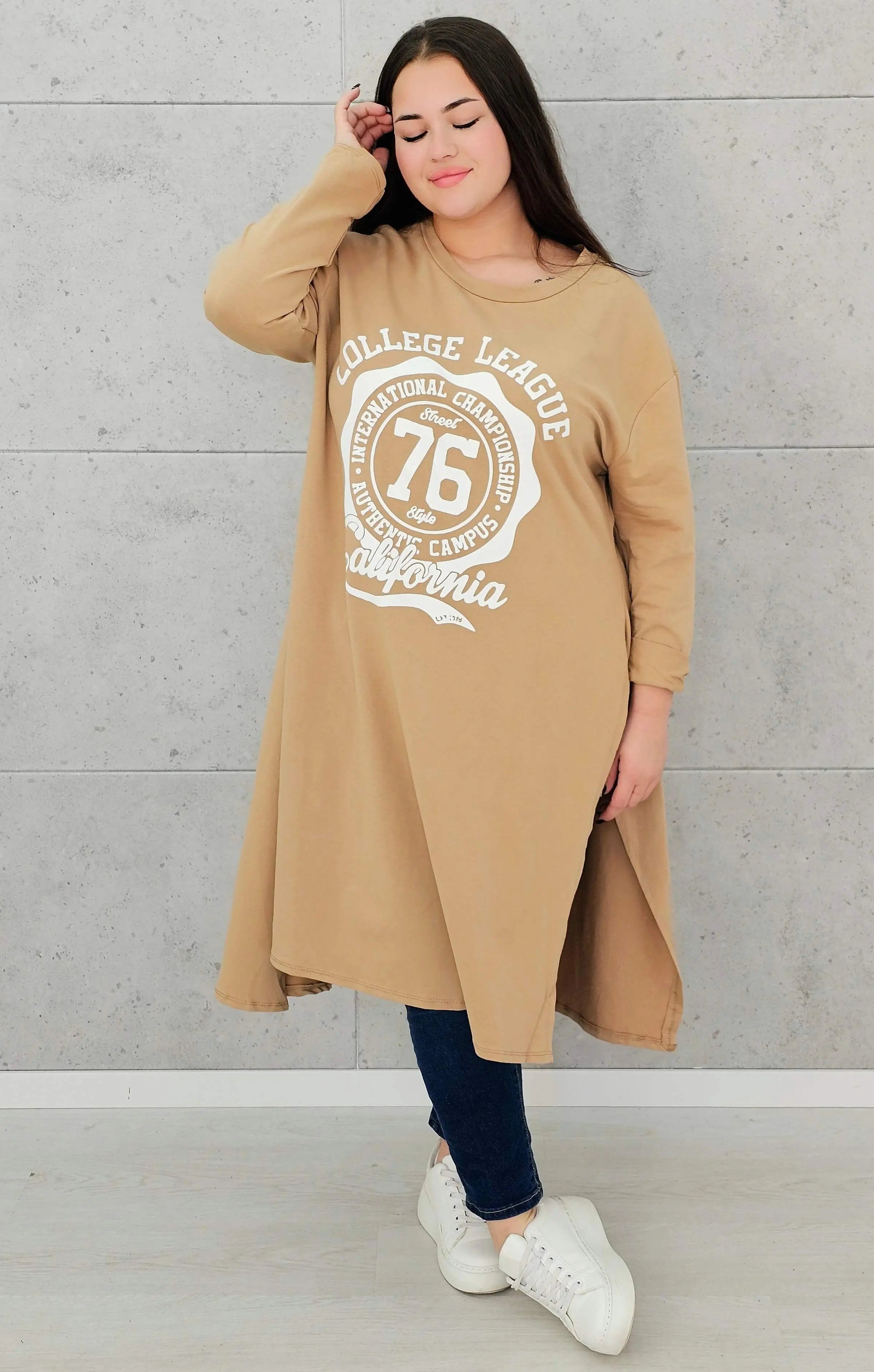 Długa tunika oversize z nadrukiem California– moda dla kobiet plus size Stylowa XL