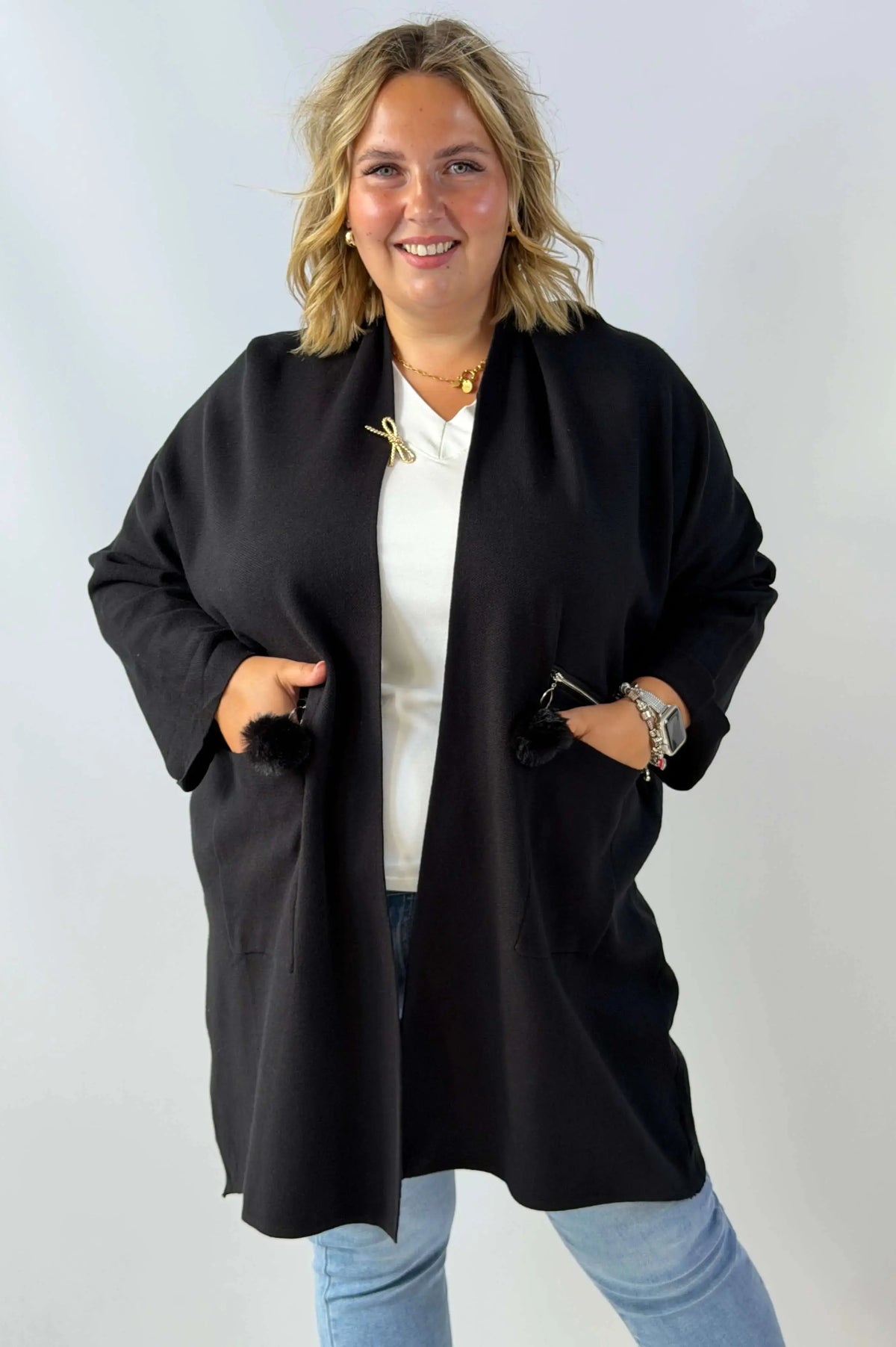 Długi kardigan damski Plus Size z kieszeniami i ozdobnymi pomponami Stylowa XL