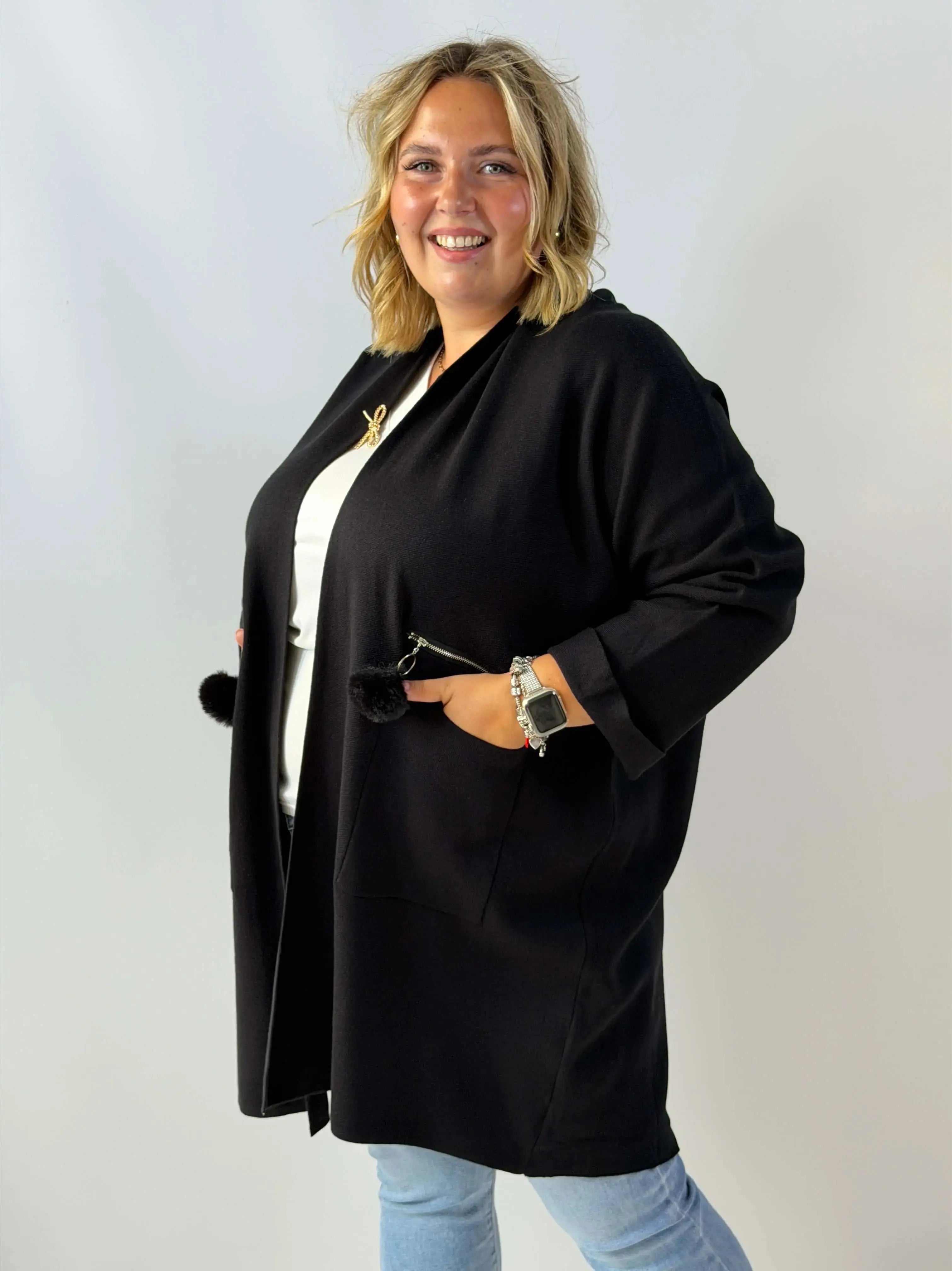 Długi kardigan damski Plus Size z kieszeniami i ozdobnymi pomponami Stylowa XL