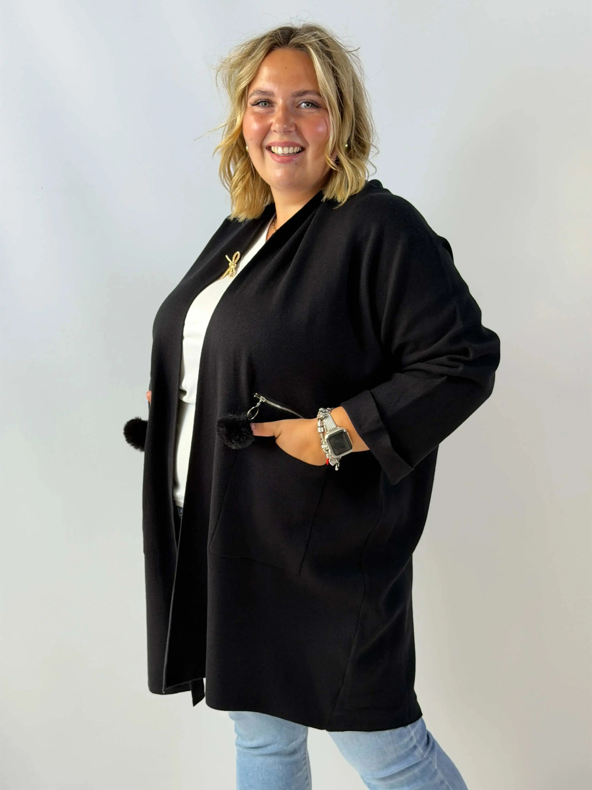 Długi kardigan damski Plus Size z kieszeniami i ozdobnymi pomponami Stylowa XL