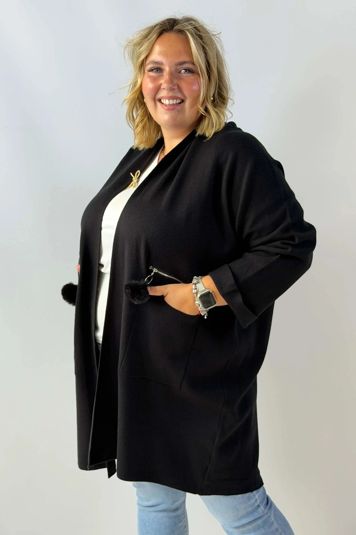 Długi kardigan damski Plus Size z kieszeniami i ozdobnymi pomponami Stylowa XL