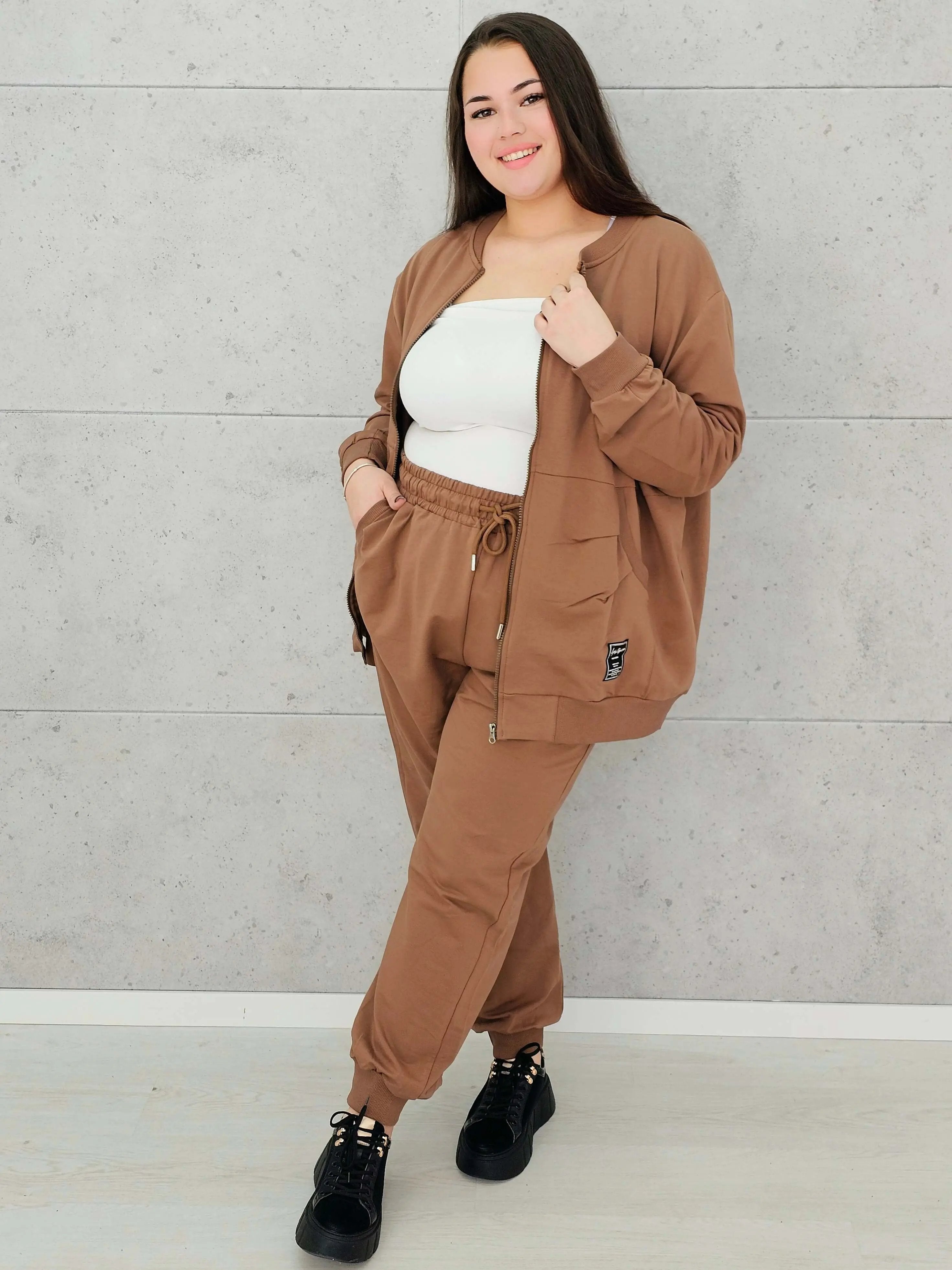 Dres damski dwuczęściowy z bluzą na zamek –moda dla kobiet plus size Stylowa XL