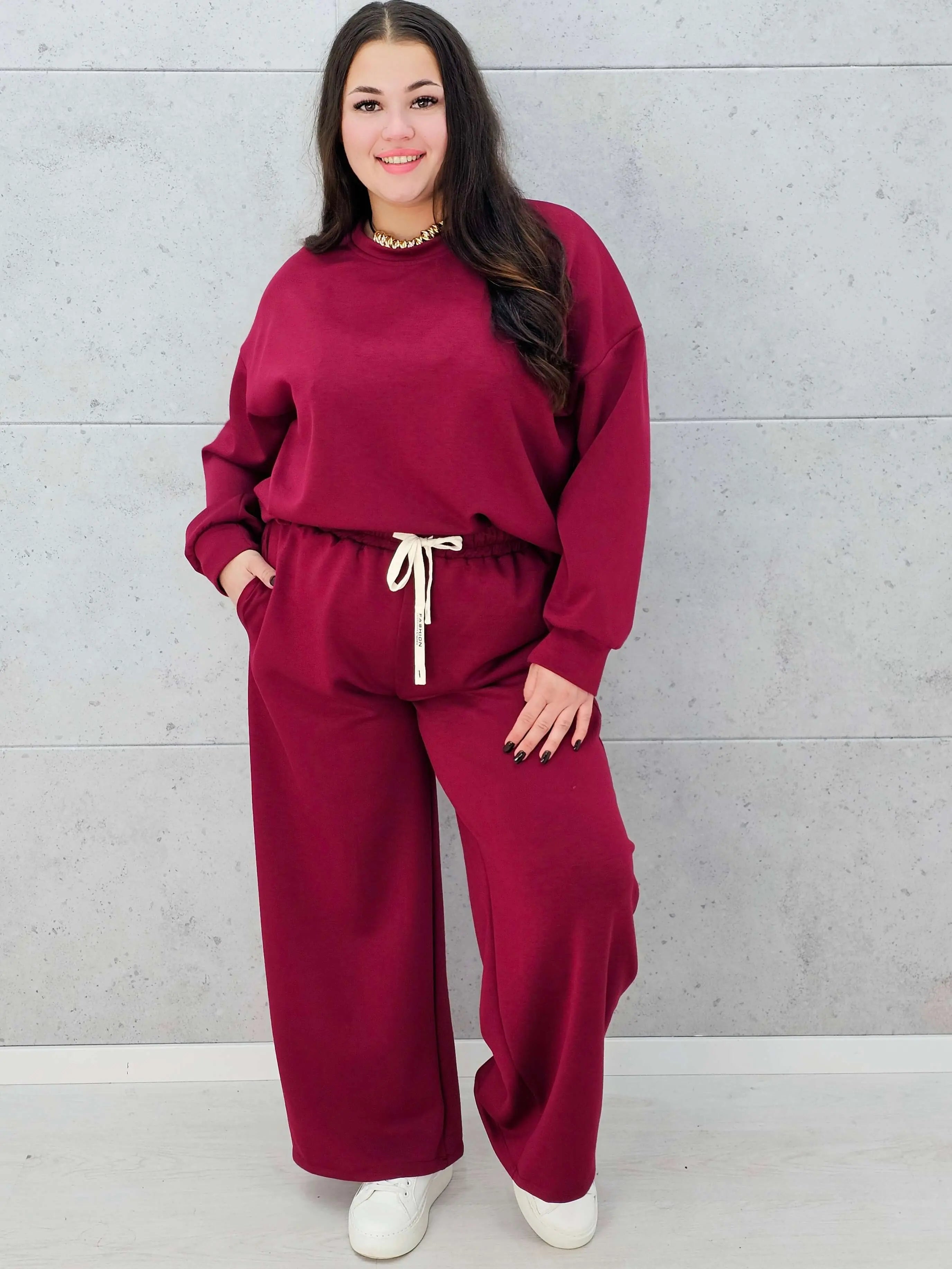 Dres plus size z szerokimi spodniami – komfortowa moda XXL na co dzień i wyjątkowe okazje Stylowa XL