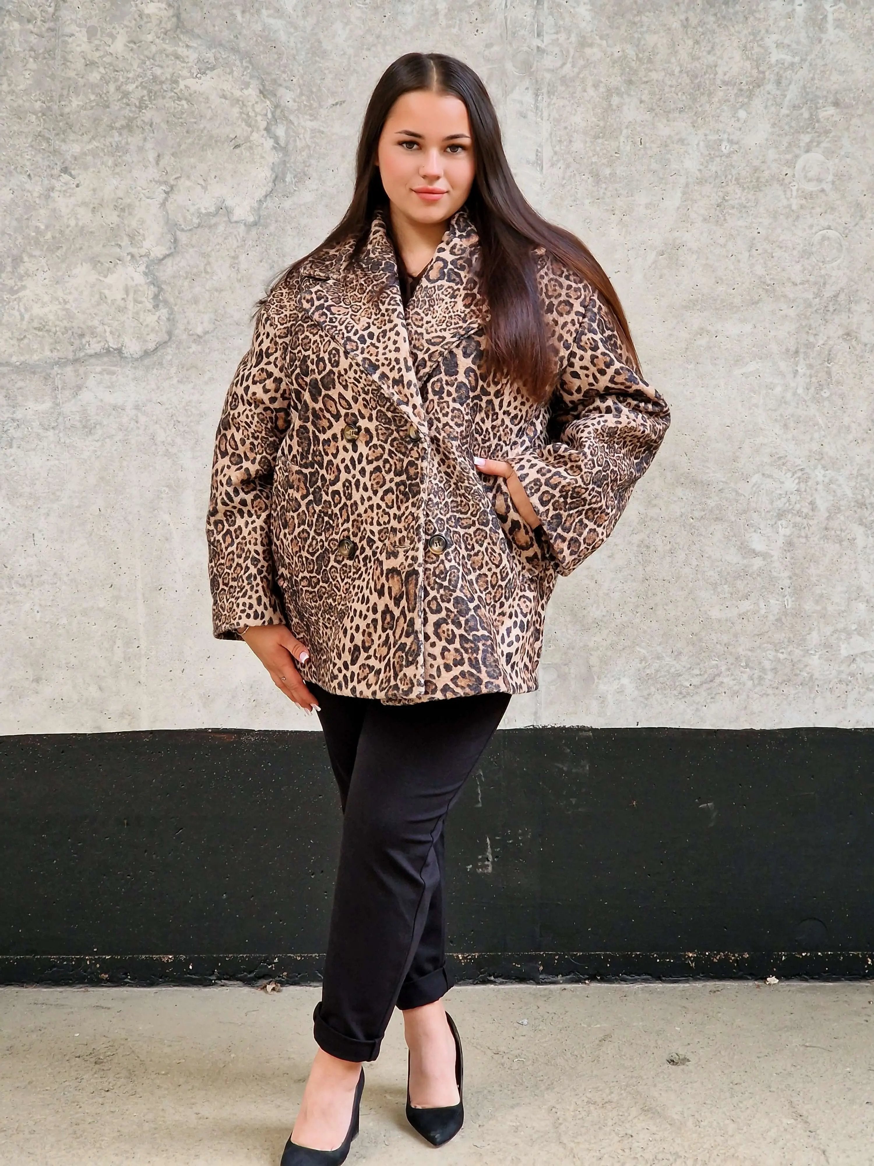 Dwurzędowy płaszcz damski w panterkę – stylowy i elegancki Stylowa XL