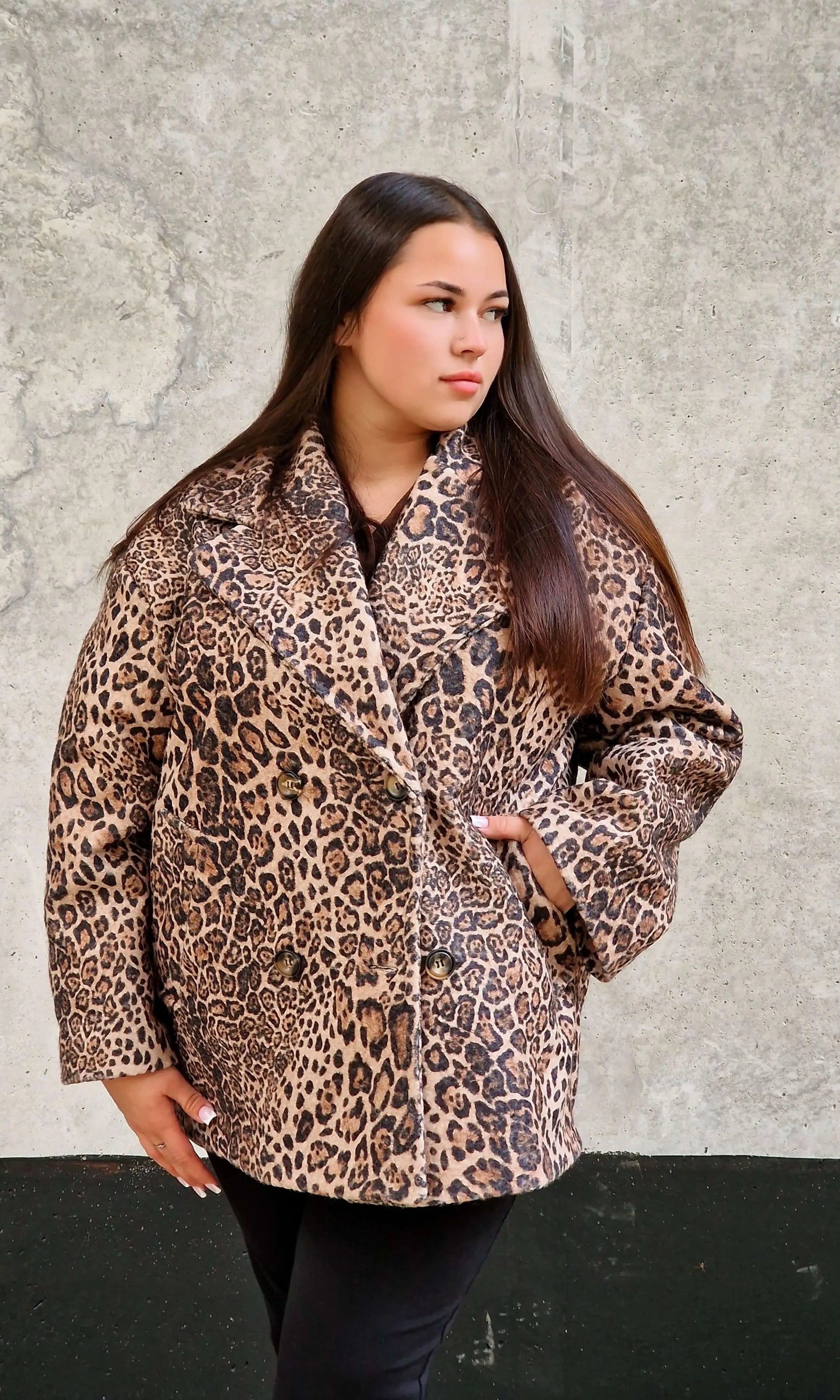 Dwurzędowy płaszcz damski w panterkę – stylowy i elegancki Stylowa XL