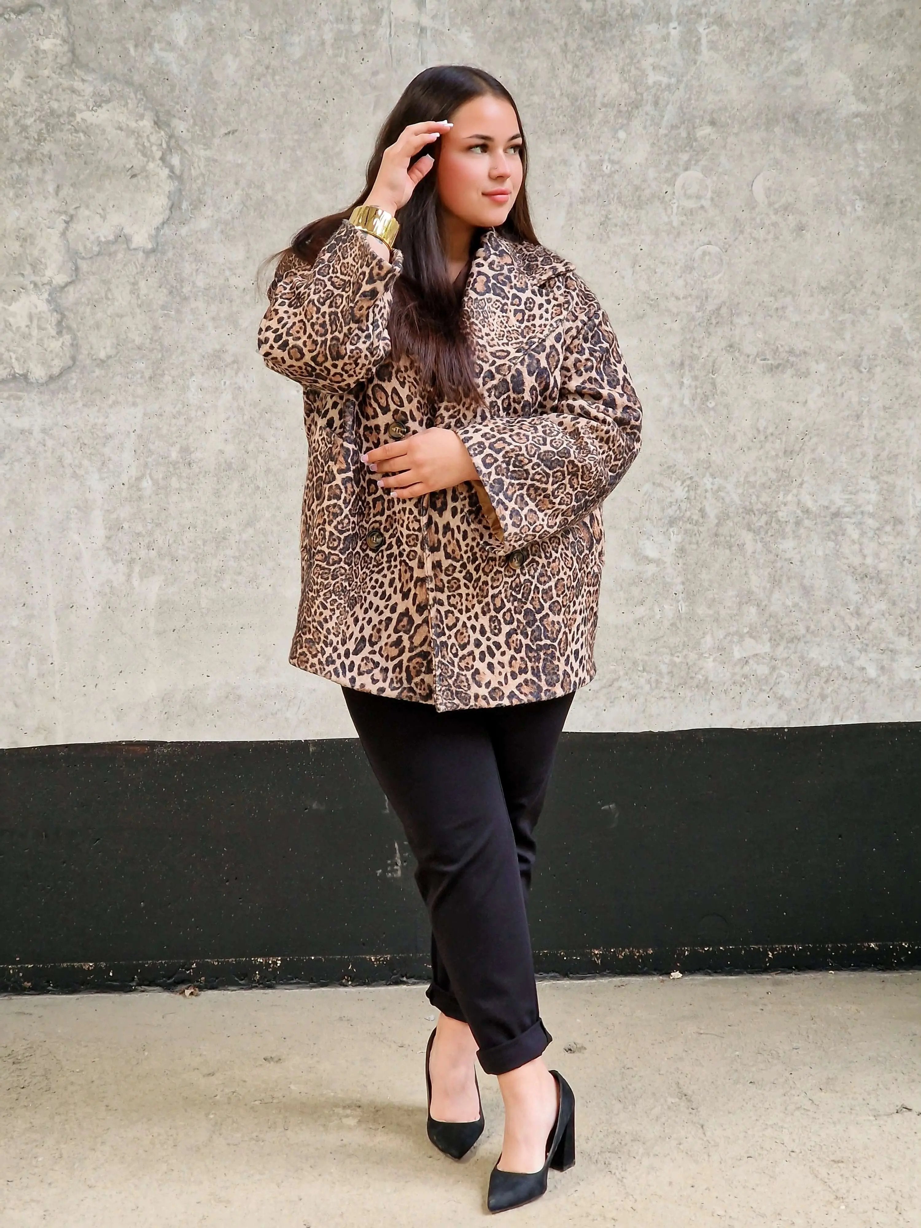 Dwurzędowy płaszcz damski w panterkę – stylowy i elegancki Stylowa XL