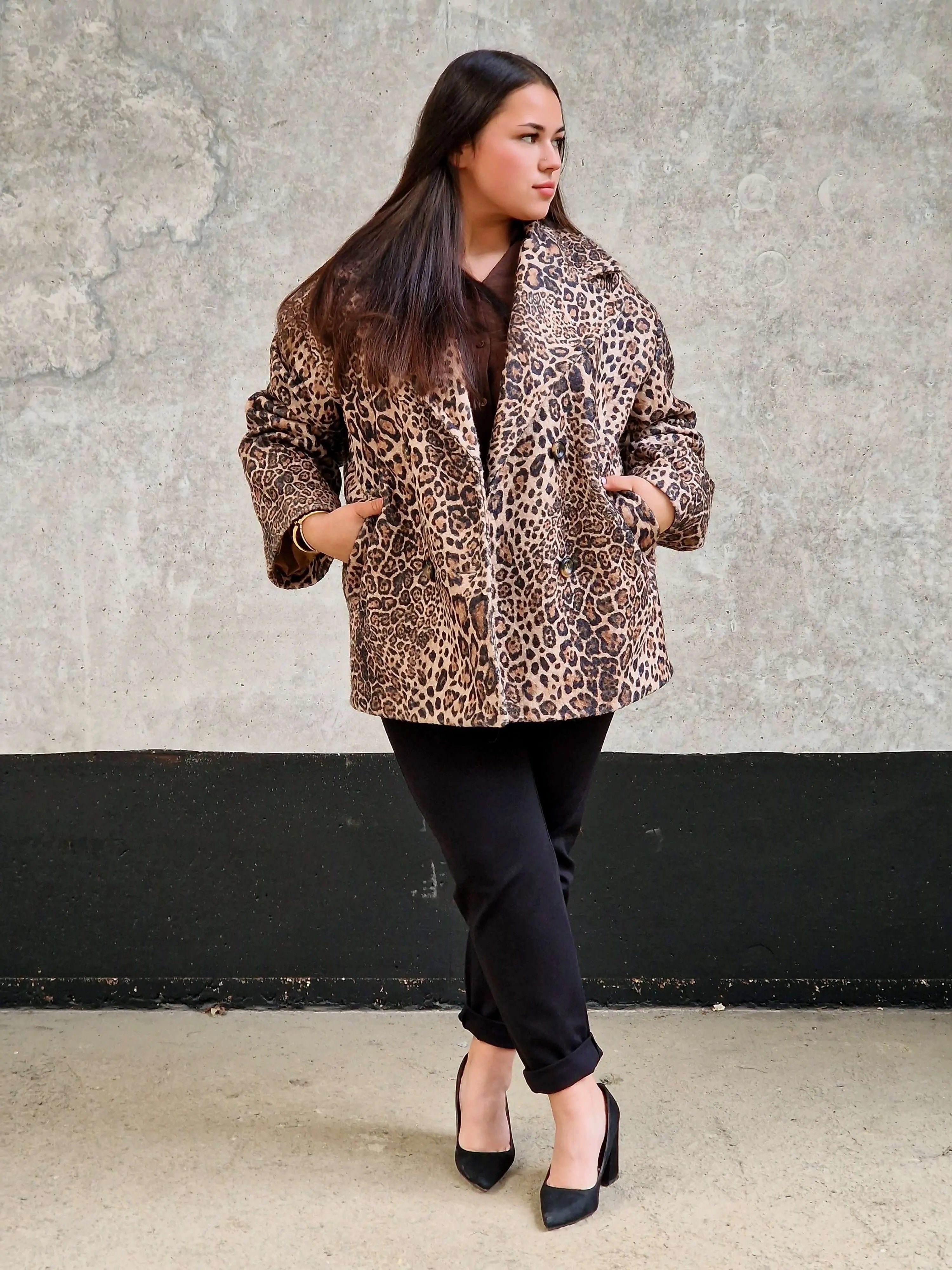 Dwurzędowy płaszcz damski w panterkę – stylowy i elegancki Stylowa XL