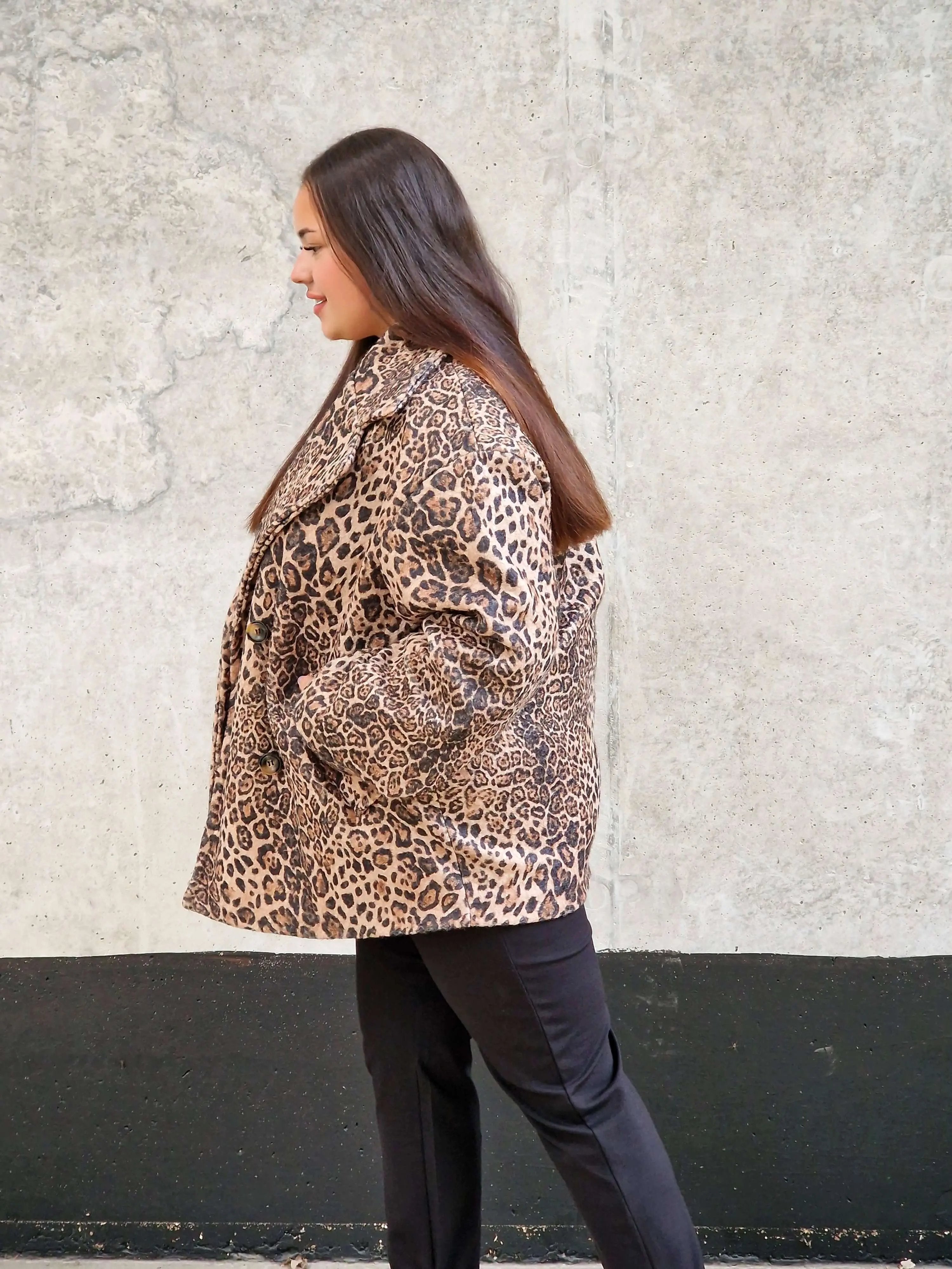 Dwurzędowy płaszcz damski w panterkę – stylowy i elegancki Stylowa XL