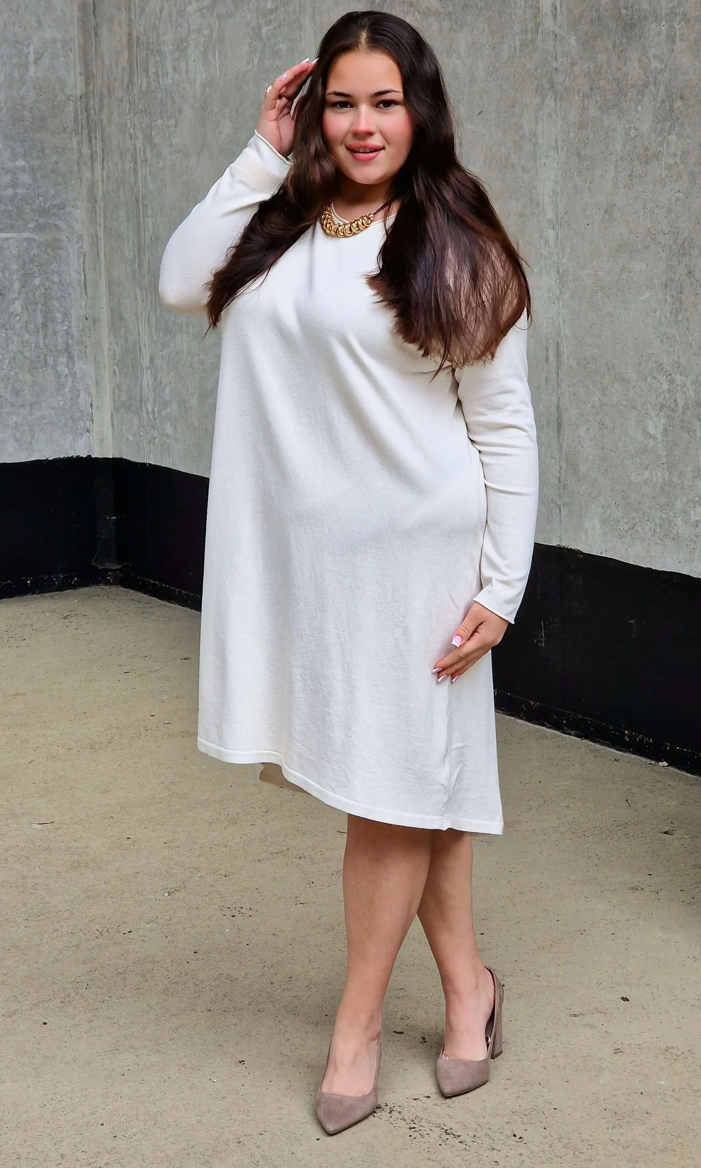 Dzianinowa sukienka w literkę A - beż Stylowa XL