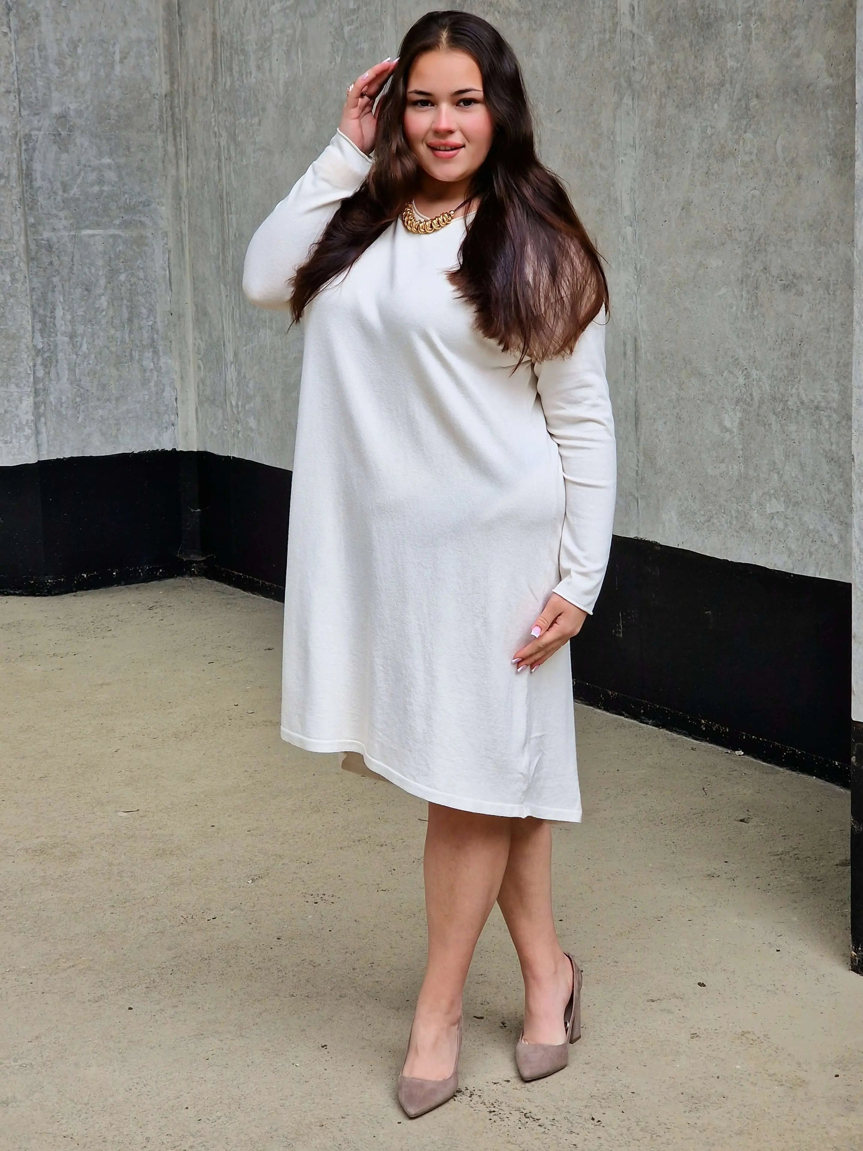 Dzianinowa sukienka w literkę A - beż Stylowa XL